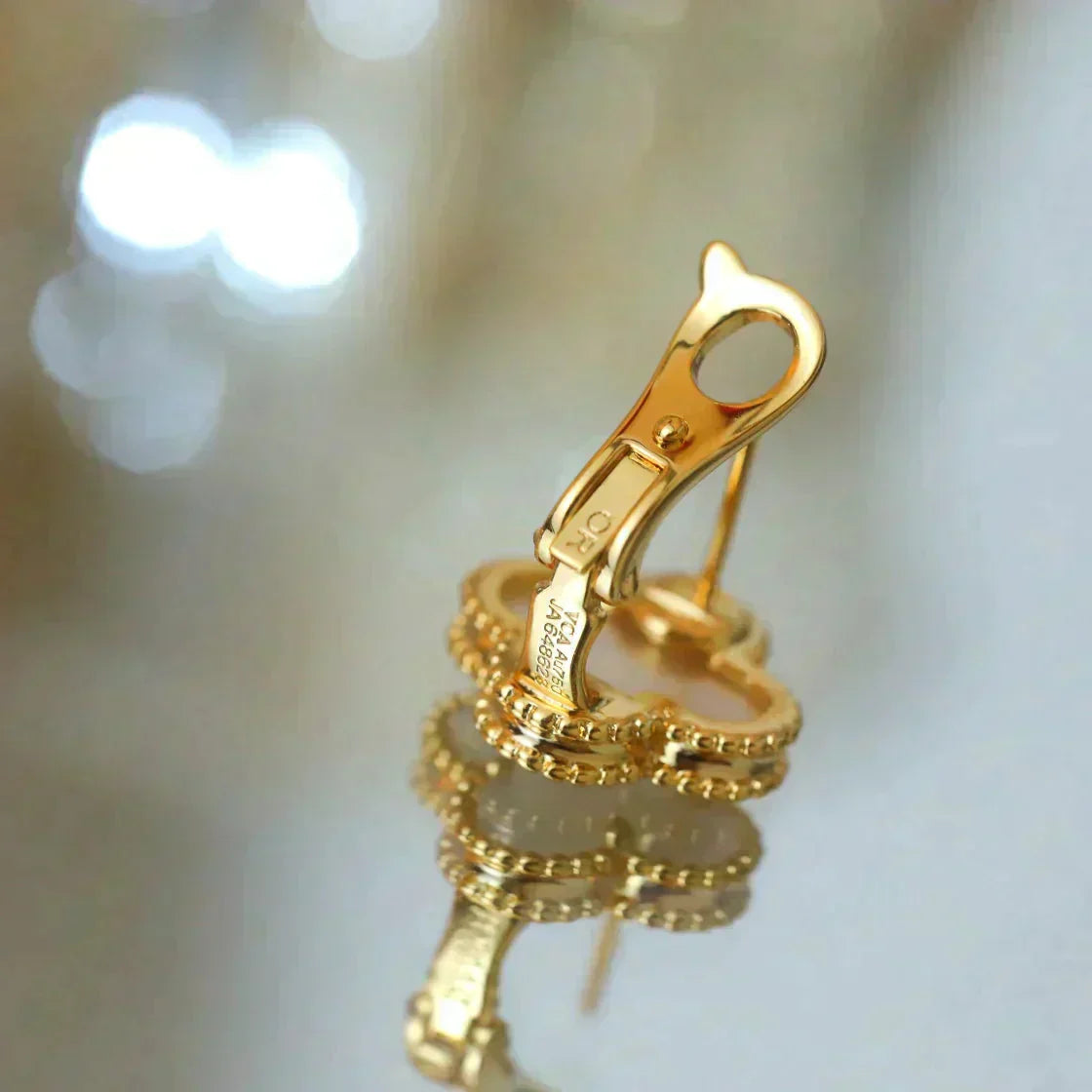 [LORA]CLOVER MEDIUM 1 MOTIFS  WHITE MOP STUD EARRINGS