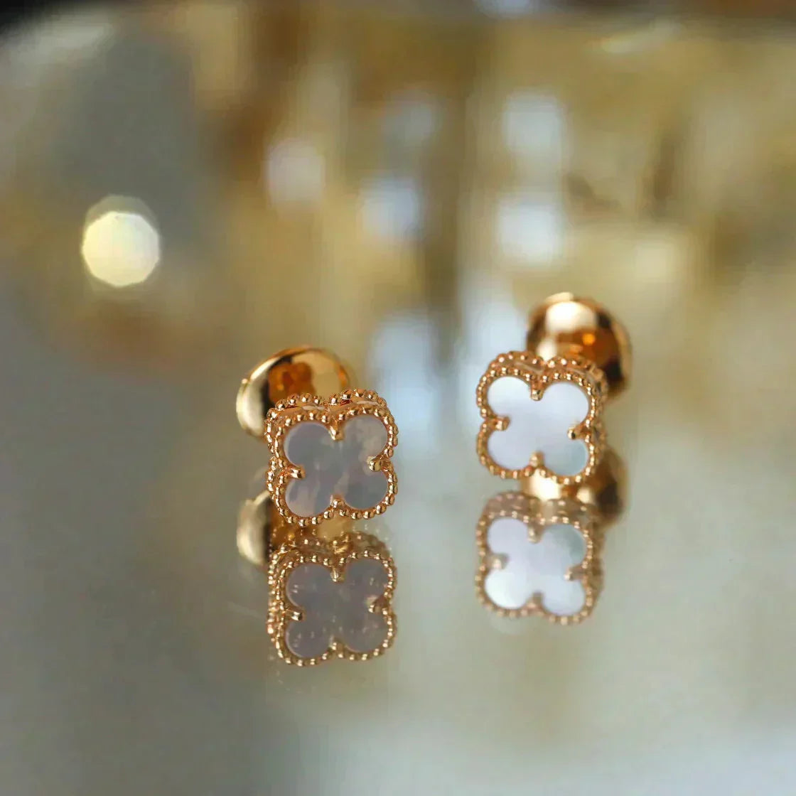 [LORA]CLOVER MINI 9.5MM WHITE MOP EARRINGS