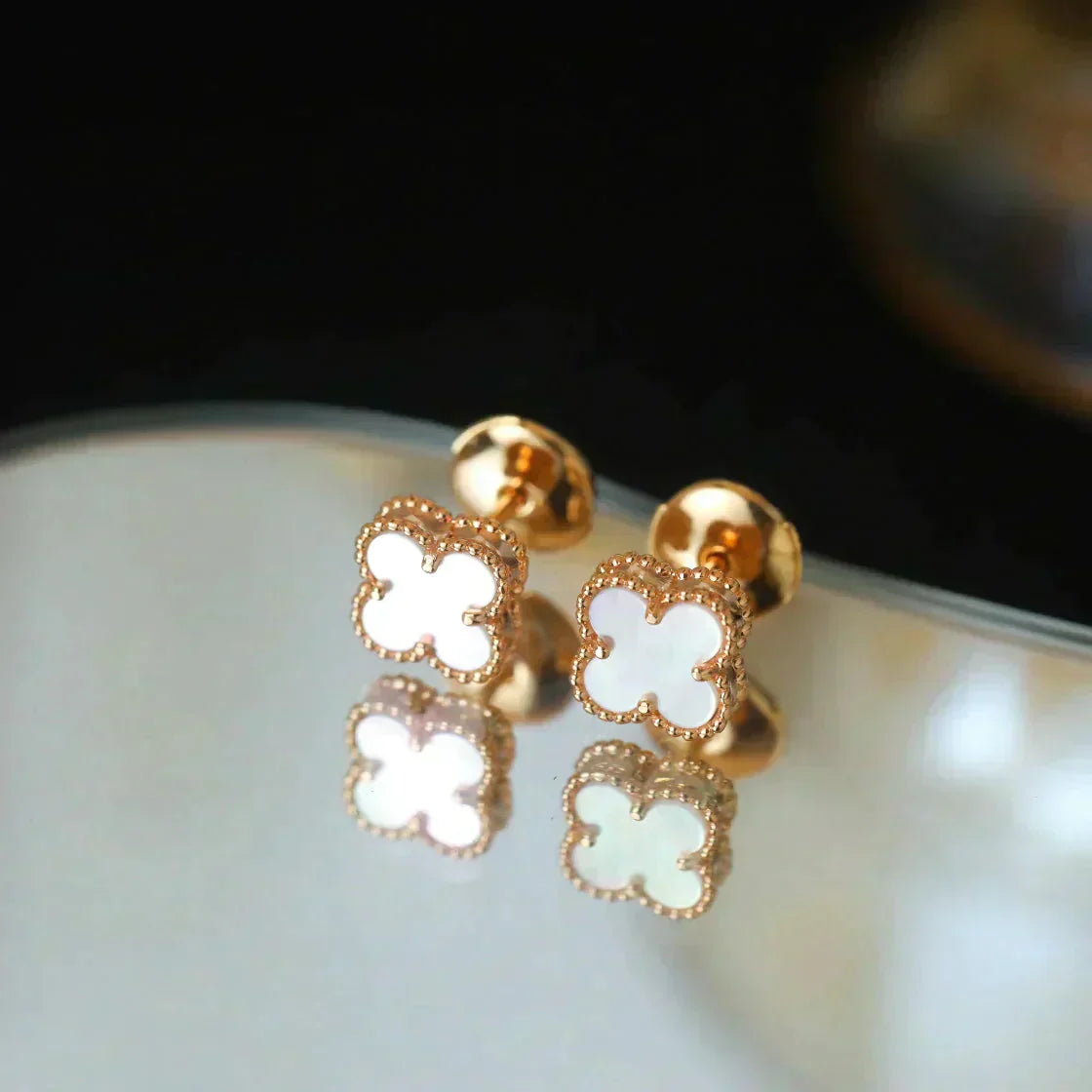 [LORA]CLOVER MINI 9.5MM WHITE MOP EARRINGS
