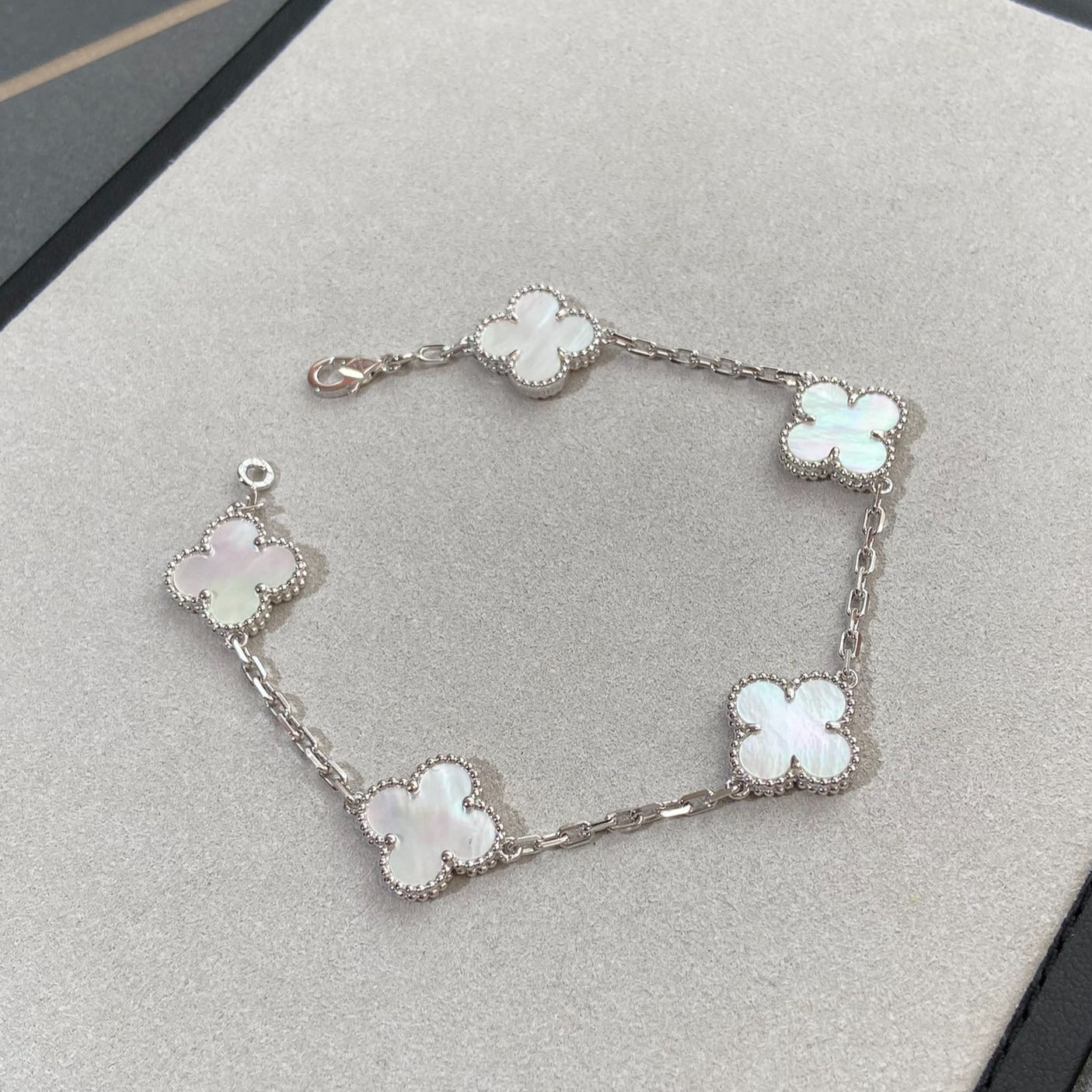 [Lora]CLOVER WHITE PEARL MOP 5 MOTIF BRACELET COLLECTION