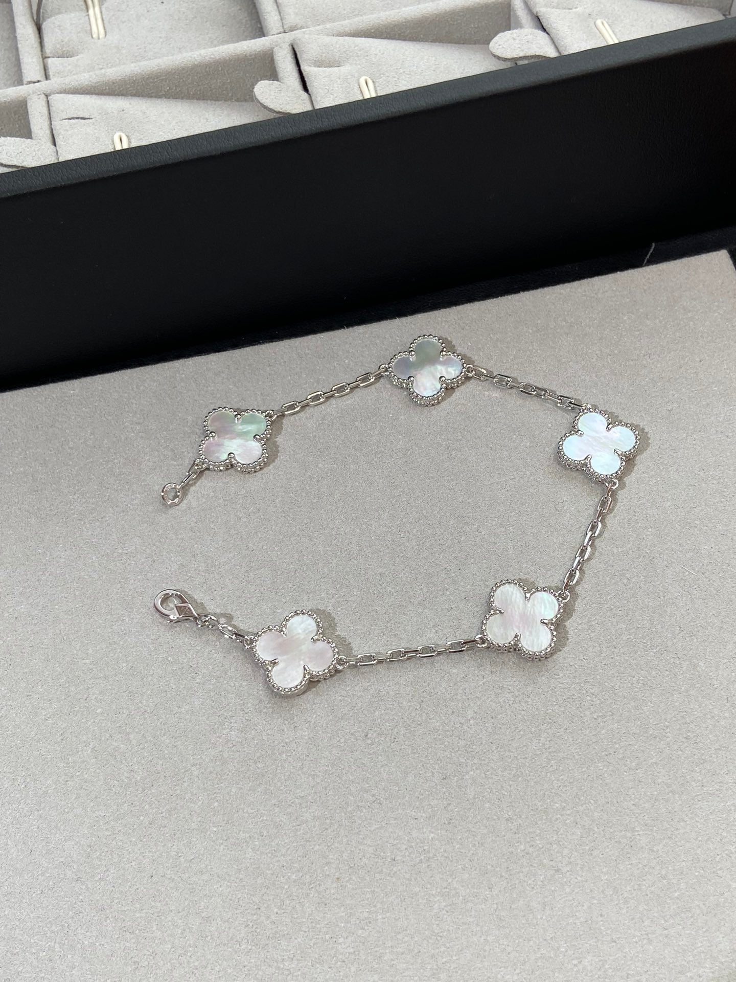 [Lora]CLOVER WHITE PEARL MOP 5 MOTIF BRACELET COLLECTION