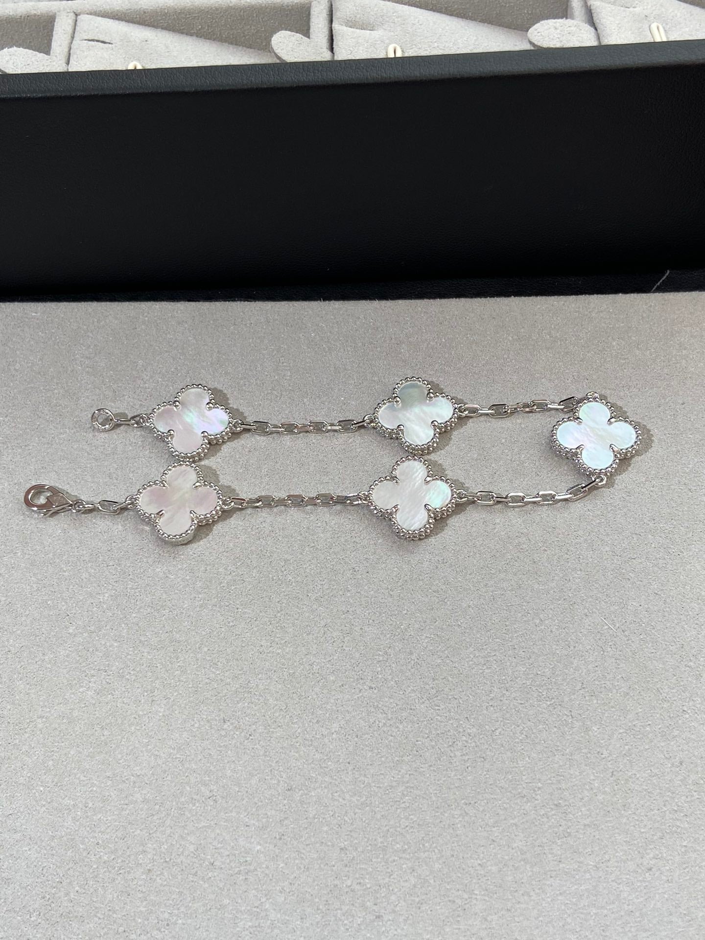 [Lora]CLOVER WHITE PEARL MOP 5 MOTIF BRACELET COLLECTION