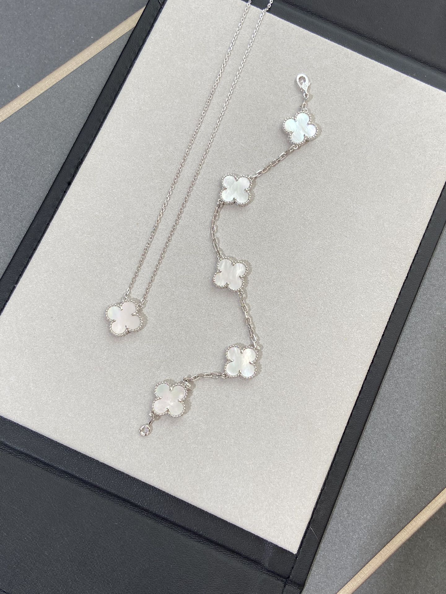 [Lora]CLOVER WHITE PEARL MOP 5 MOTIF BRACELET COLLECTION