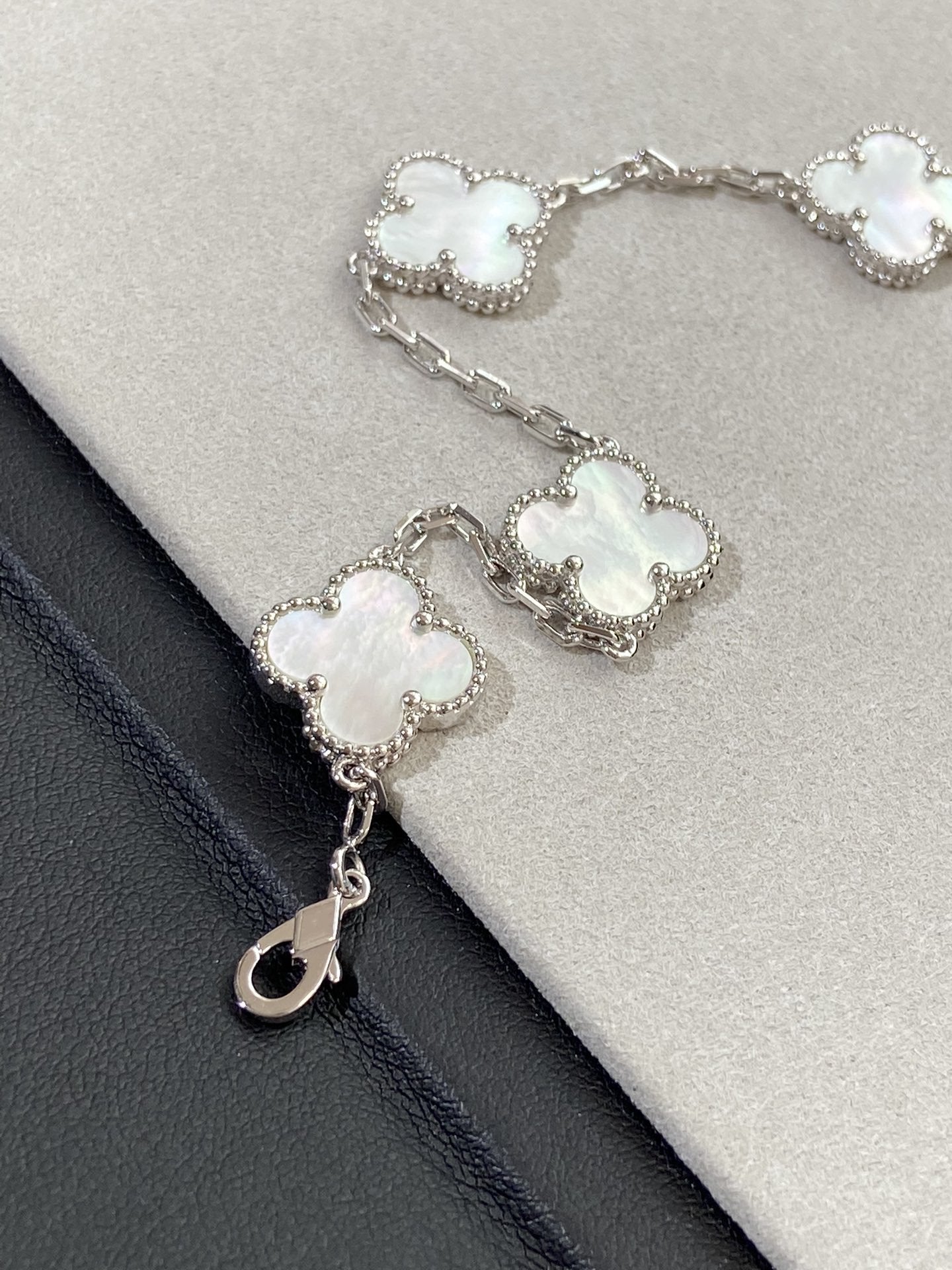 [Lora]CLOVER WHITE PEARL MOP 5 MOTIF BRACELET COLLECTION