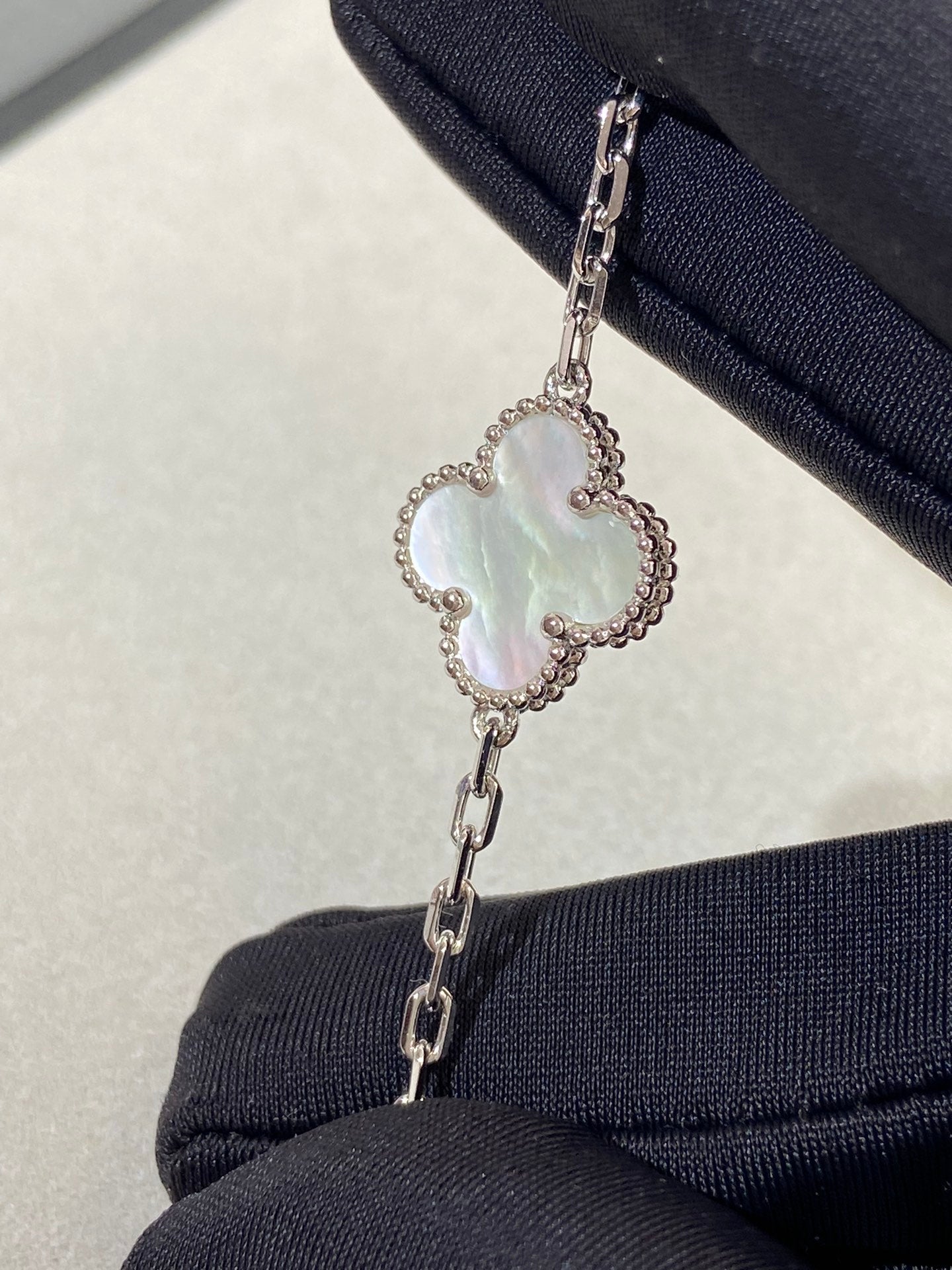 [Lora]CLOVER WHITE PEARL MOP 5 MOTIF BRACELET COLLECTION