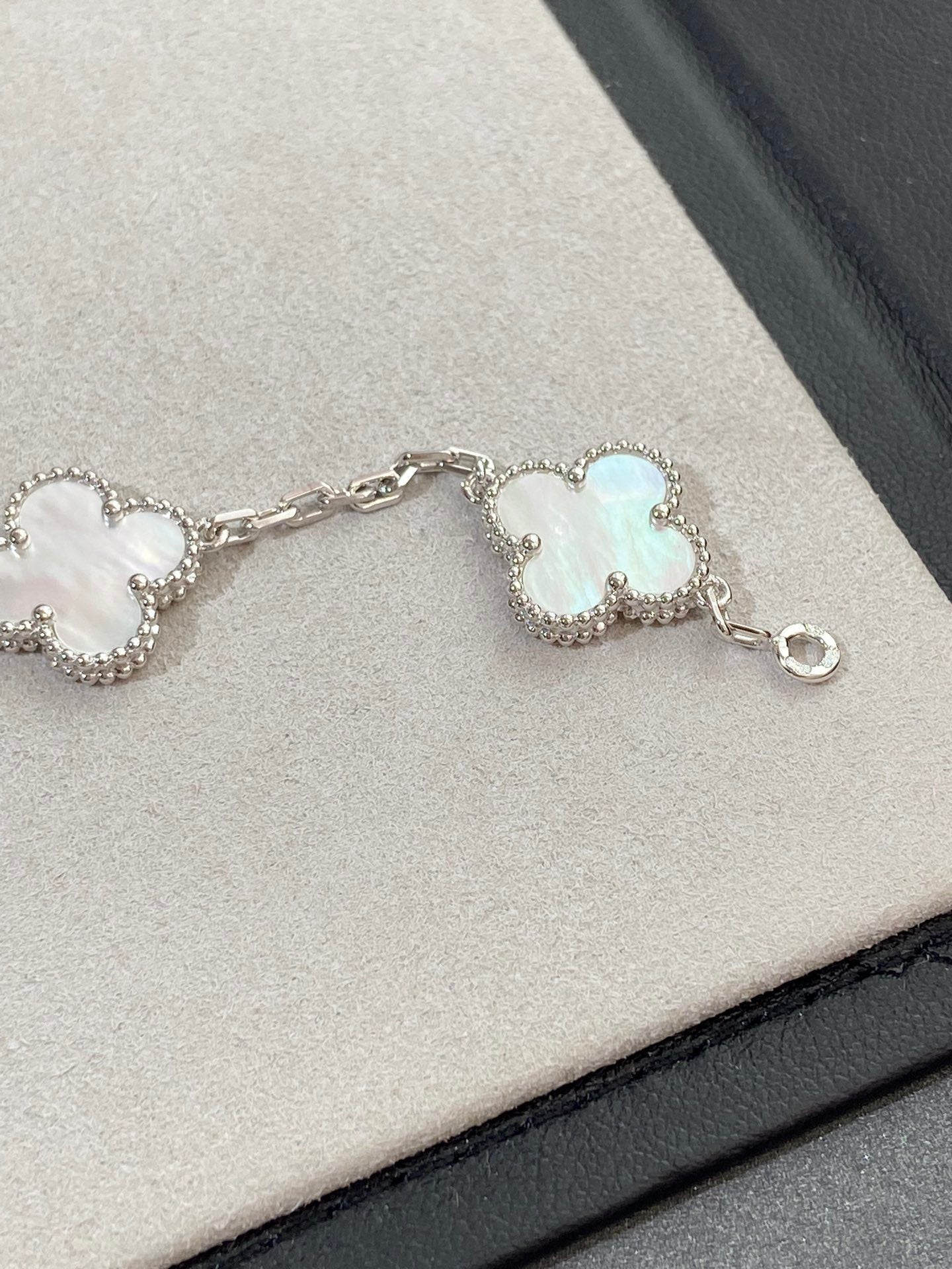 [Lora]CLOVER WHITE PEARL MOP 5 MOTIF BRACELET COLLECTION