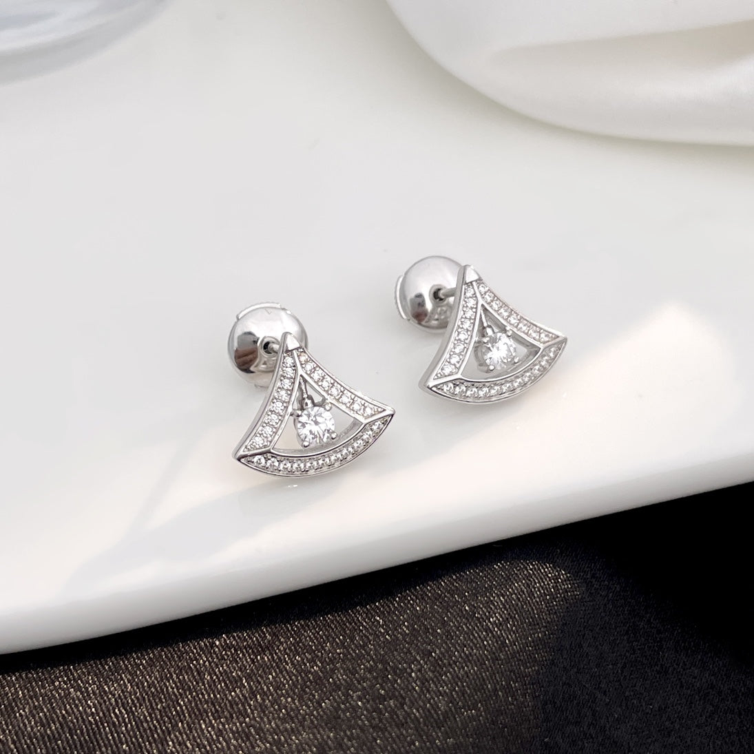 [LORA]DREAM MINI DIAMOND STUD EARRINGS