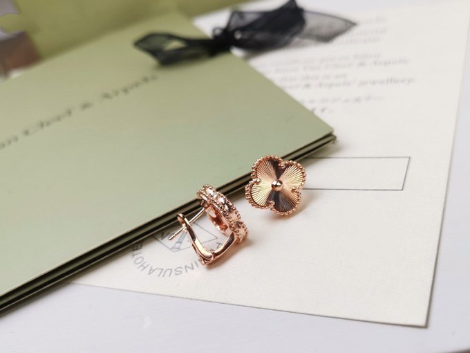 [LORA]CLOVER MEDIUM STUD EARRINGS