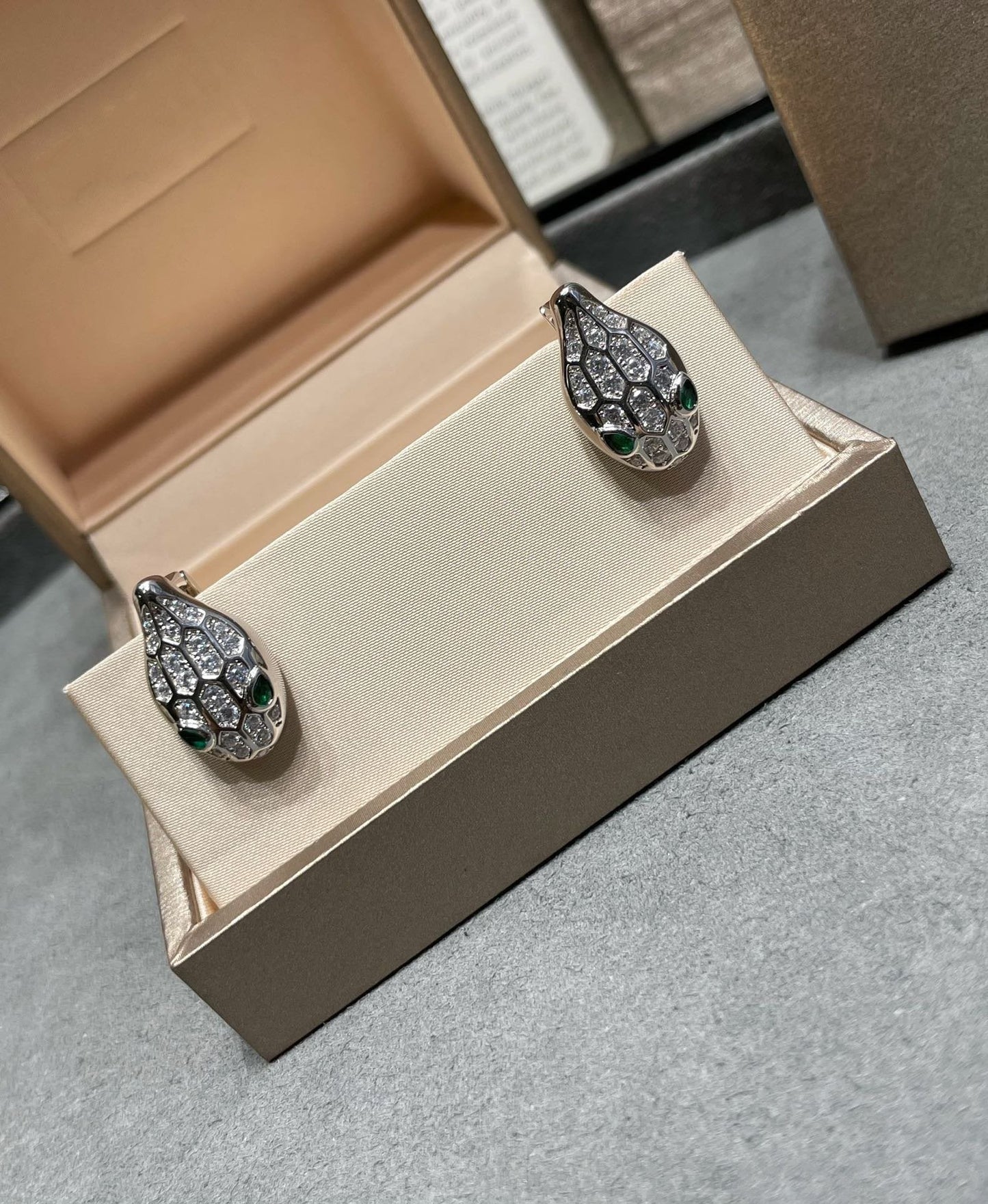 [LORA]SERPENT DIAMOND STUD EARRINGS