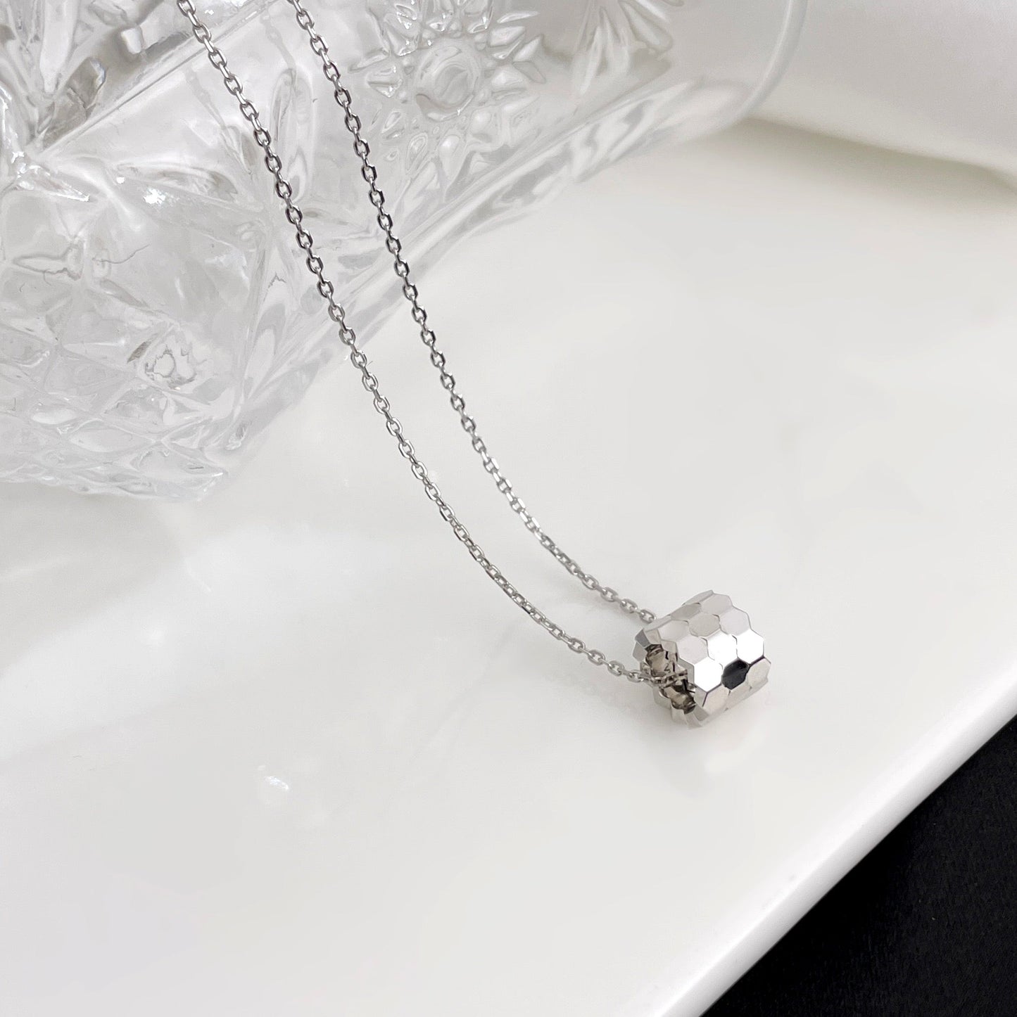 [LORA]BEE MINI NECKLACE