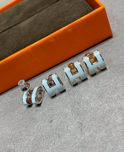 [LORA]POP H SKY BLUE STUD EARRINGS
