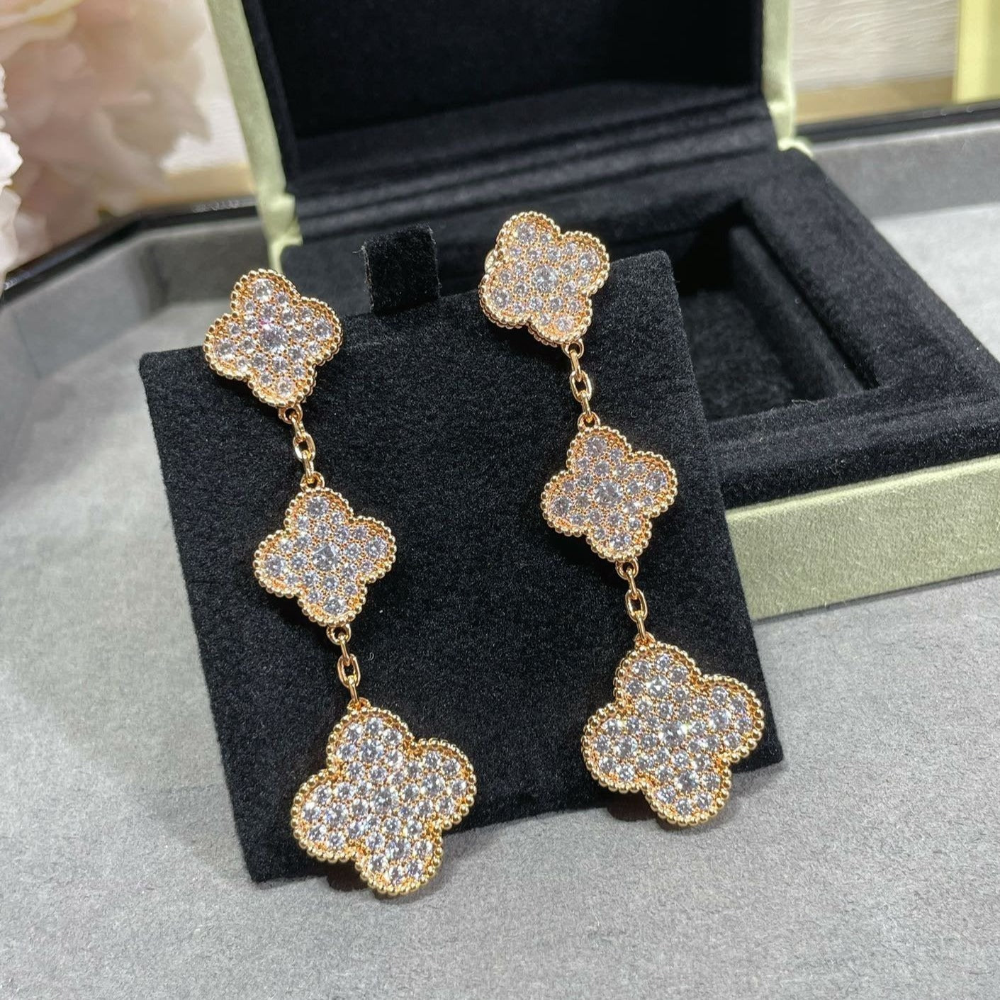 [Lora]CLOVER 3 MOTIFS DIAMOND PAVED ROSE GOLD EARRINGS