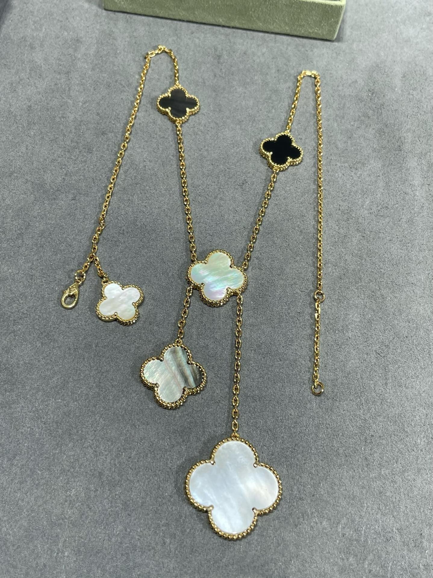 [LORA]CLOVER 6 MOTIF MOP ONYX GOLD NECKLACE