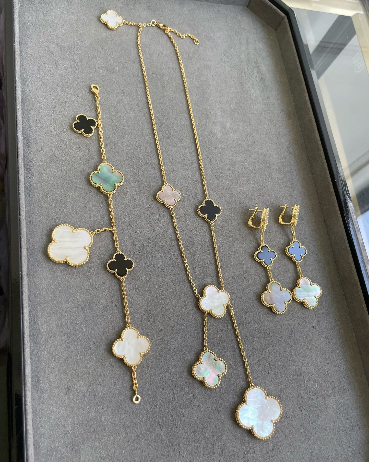 [Lora]CLOVER 3 MOTIF MOP ONYX DARK MOP PINK GOLD EARRINGS