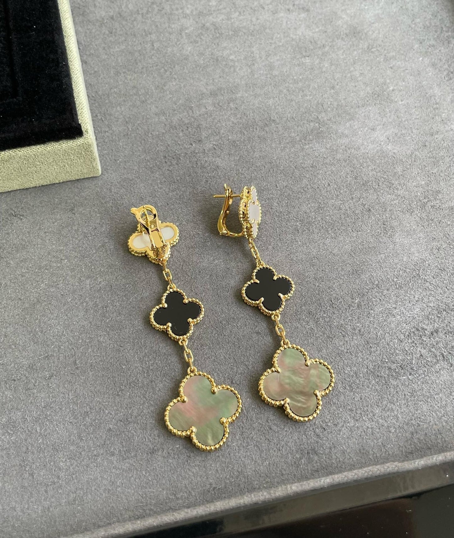 [Lora]CLOVER 3 MOTIF MOP ONYX DARK MOP PINK GOLD EARRINGS