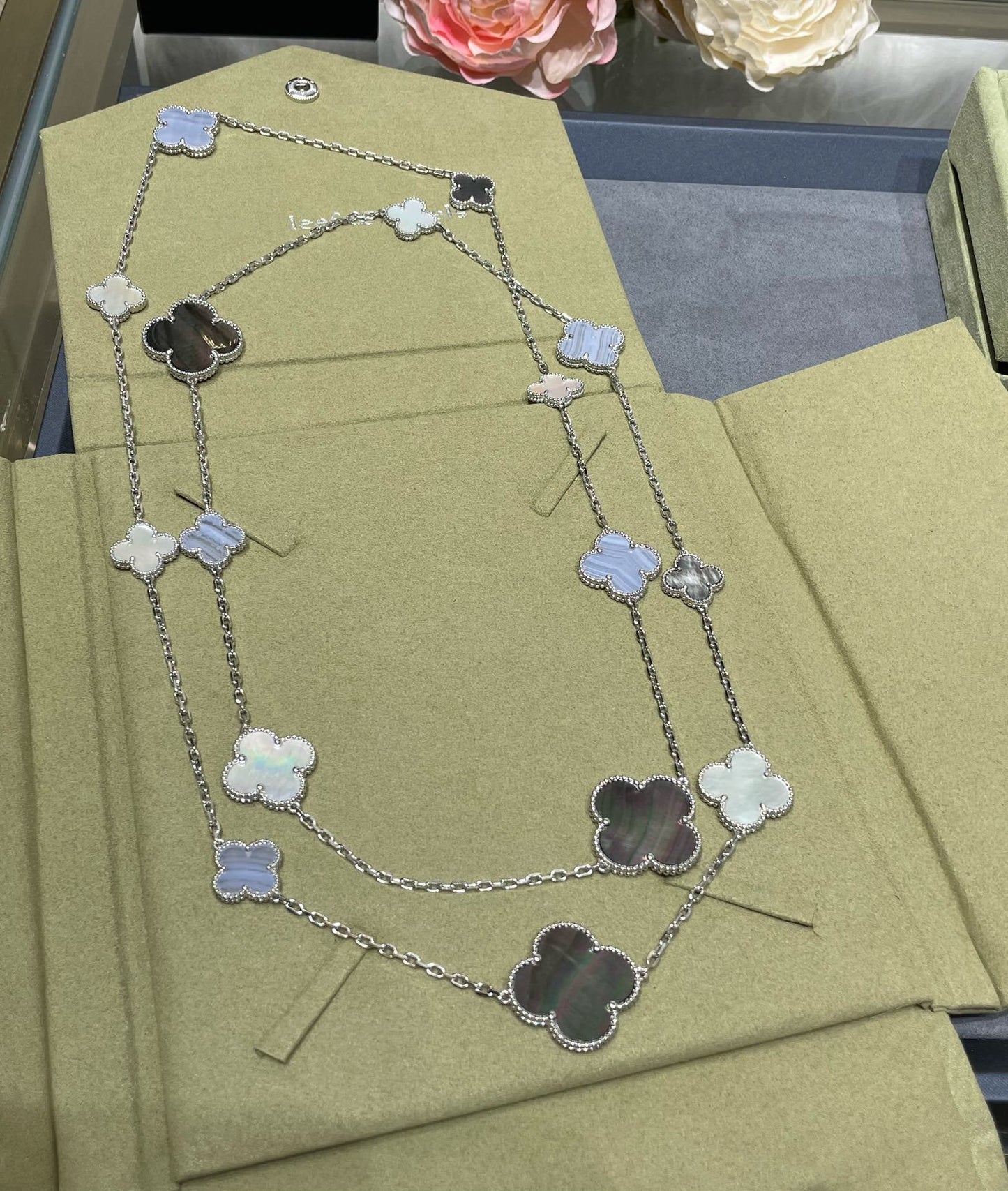[LORA]CLOVER 16 MOTIF CHALCEDONY MOP SILVER NECKLACE
