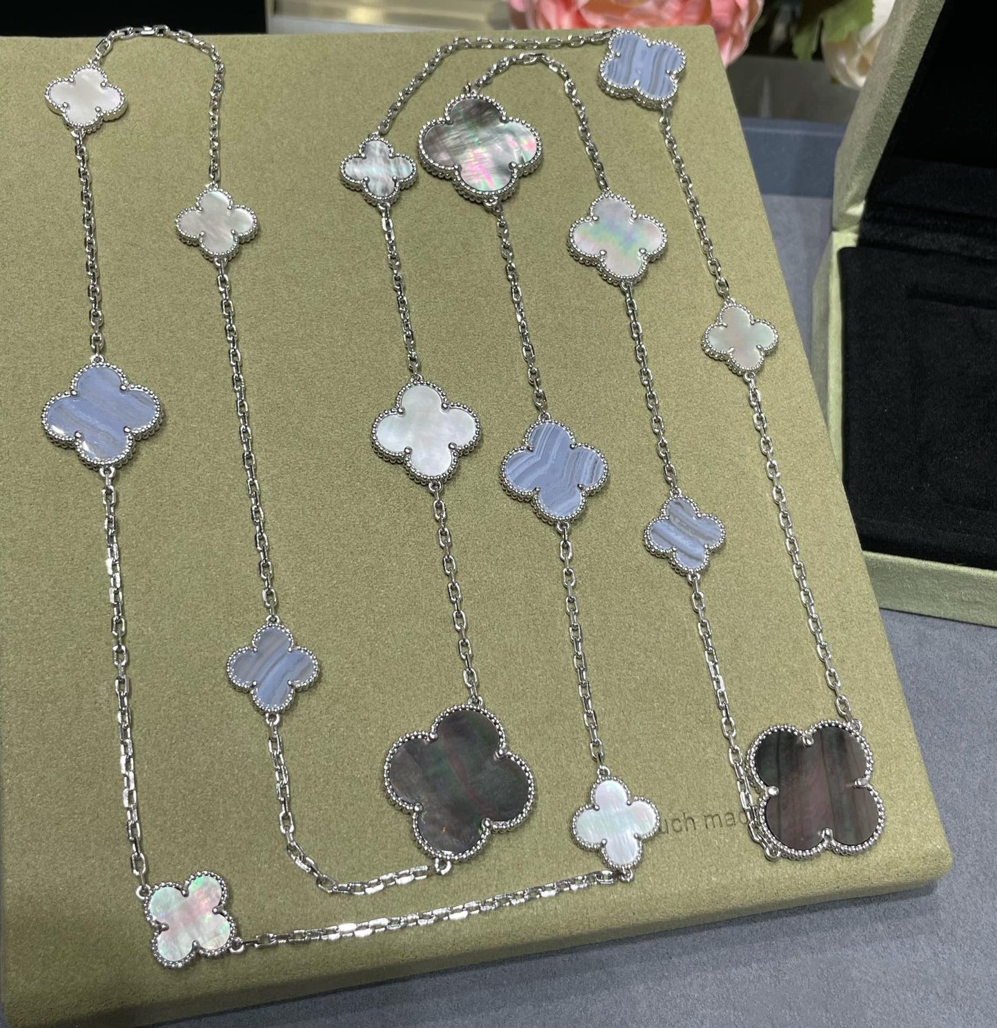 [LORA]CLOVER 16 MOTIF CHALCEDONY MOP SILVER NECKLACE
