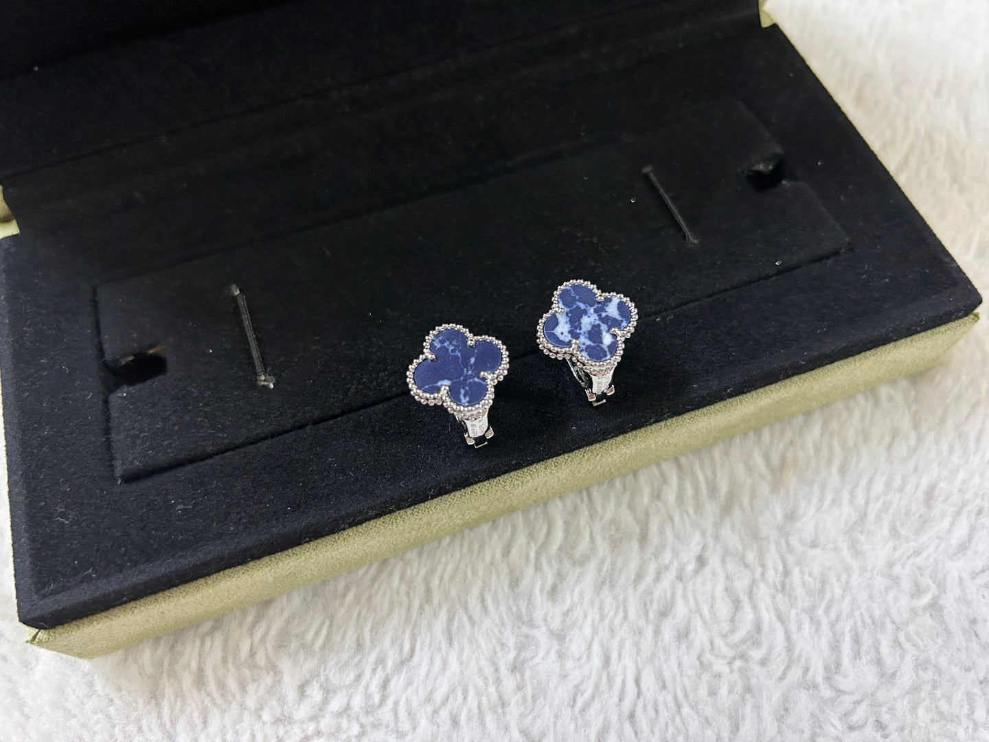 [LORA]CLOVER PIETERSITE MEDIUM STUD EARRINGS
