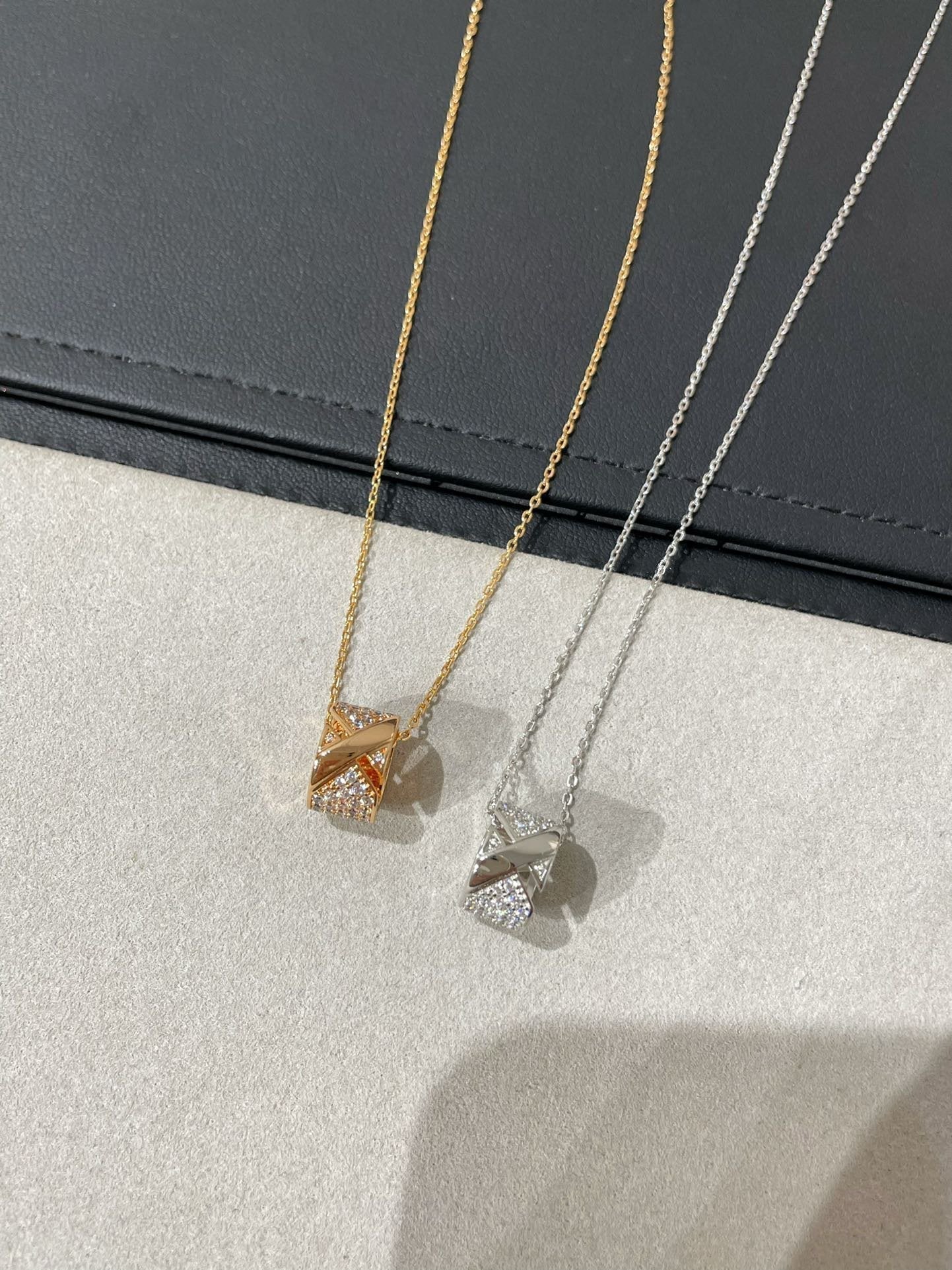 [LORA]LIENS EVIDENCE DIAMOND PAVED NECKLACE