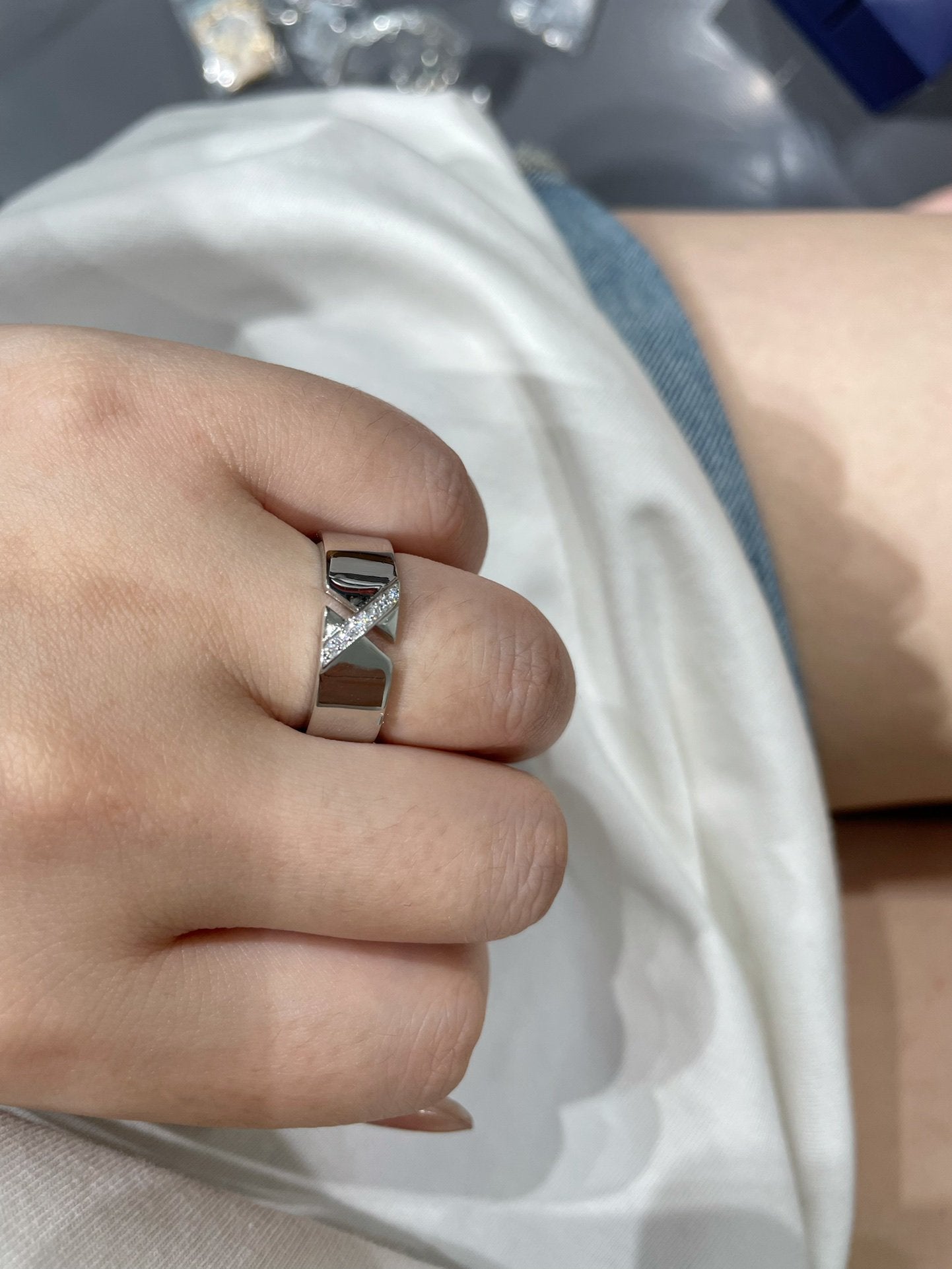 [LORA]LIENS EVIDENCE DIAOMOND RING