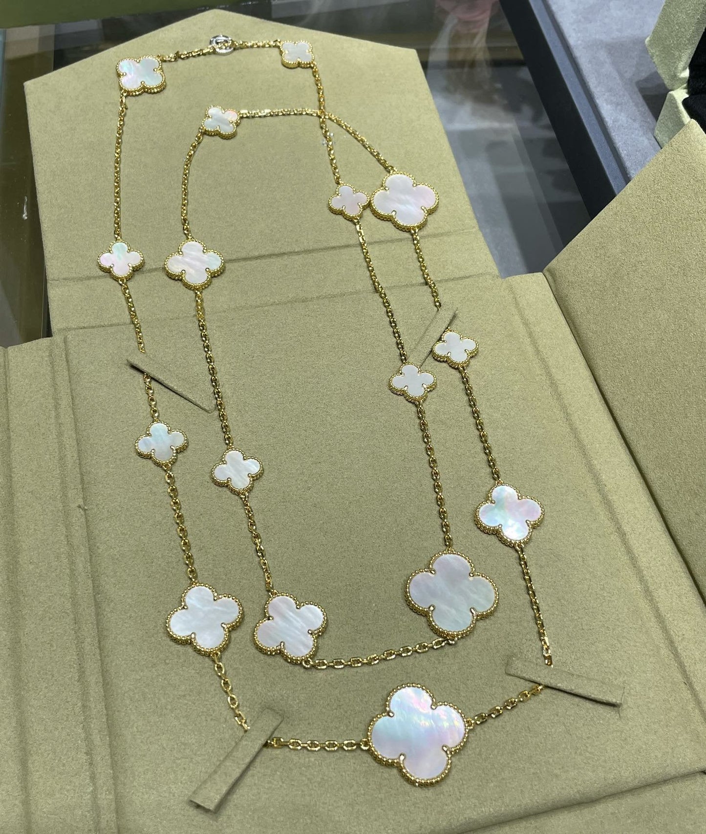 [LORA]CLOVER 16 MOTIF WHITE MOP GOLD NECKLACE