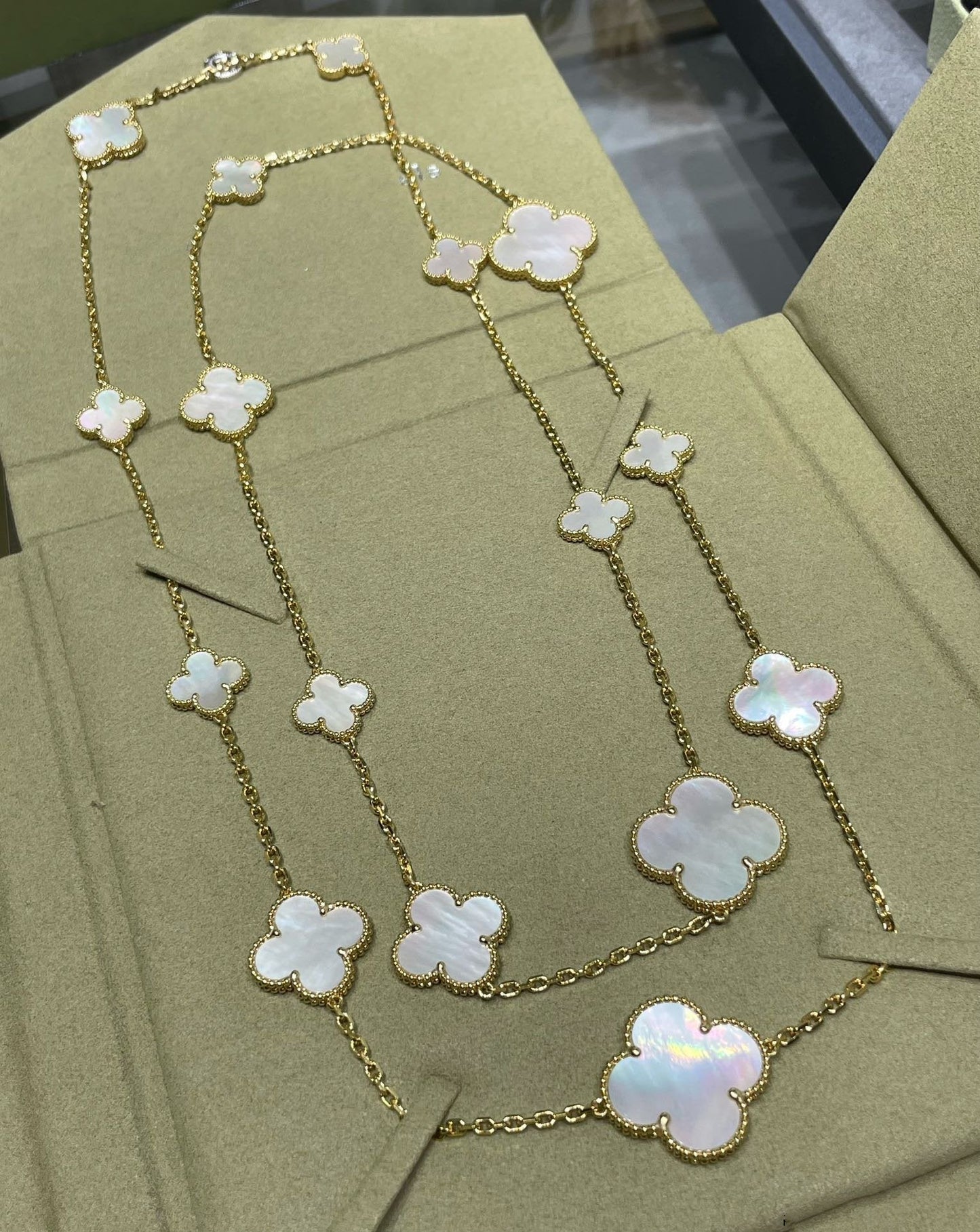 [LORA]CLOVER 16 MOTIF WHITE MOP GOLD NECKLACE