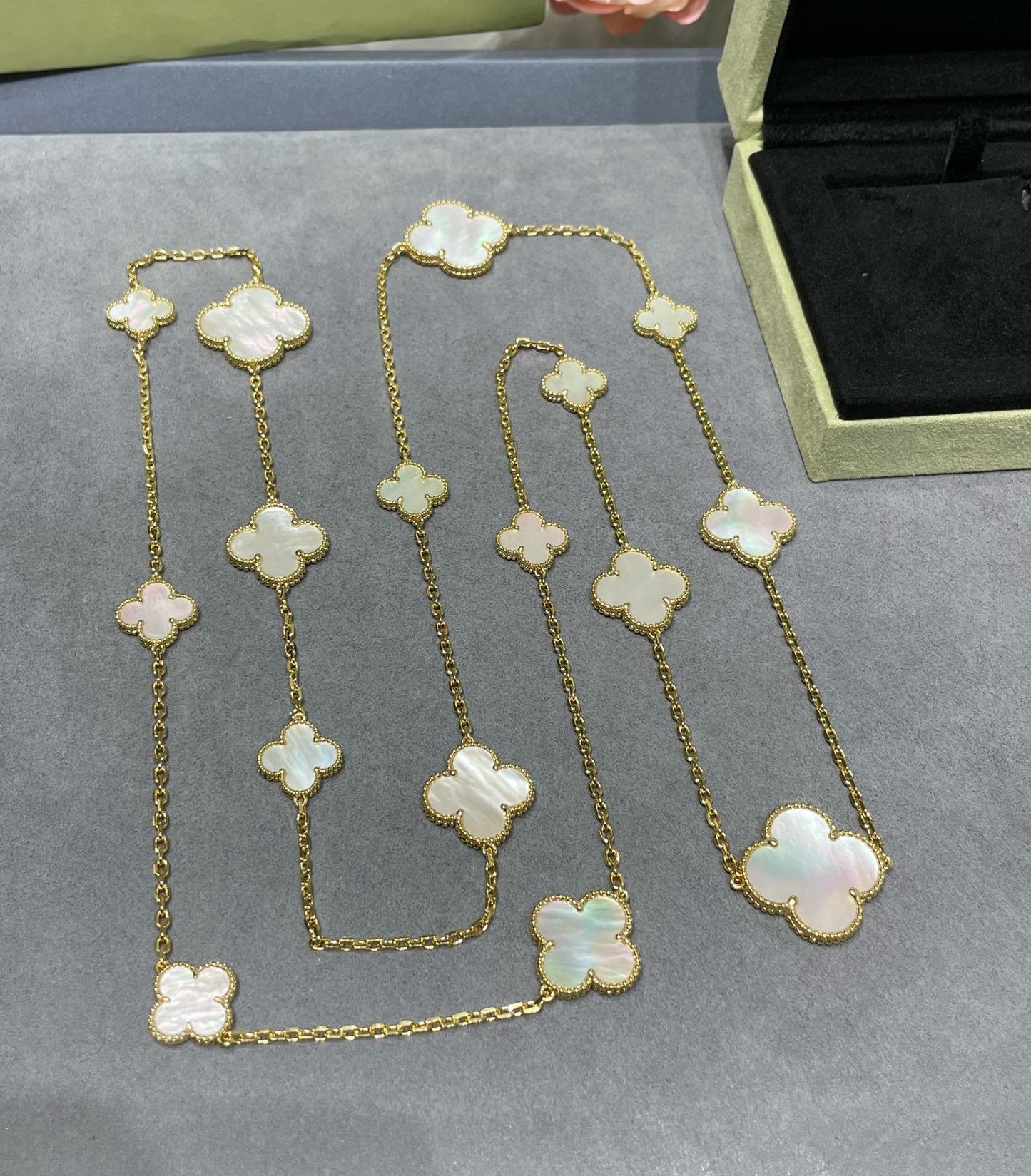 [LORA]CLOVER 16 MOTIF WHITE MOP GOLD NECKLACE