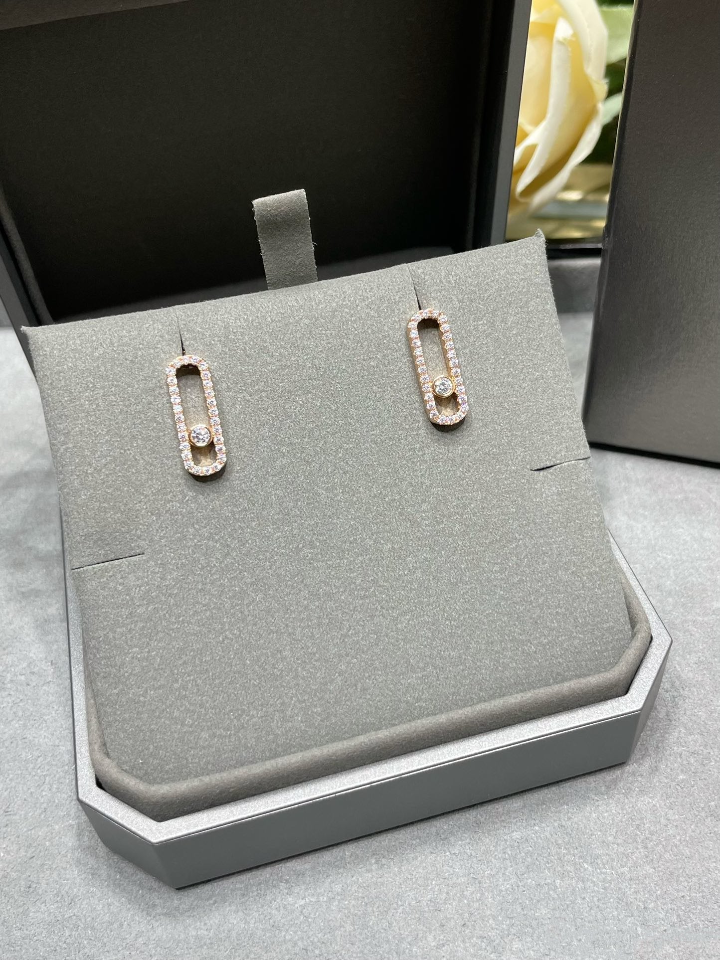 [LORA] MOVE UNO STUD DIAMOND PAVED EARRINGS