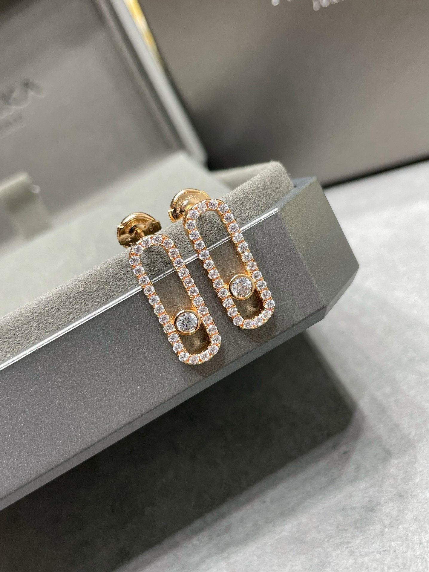 [LORA] MOVE UNO STUD DIAMOND PAVED EARRINGS