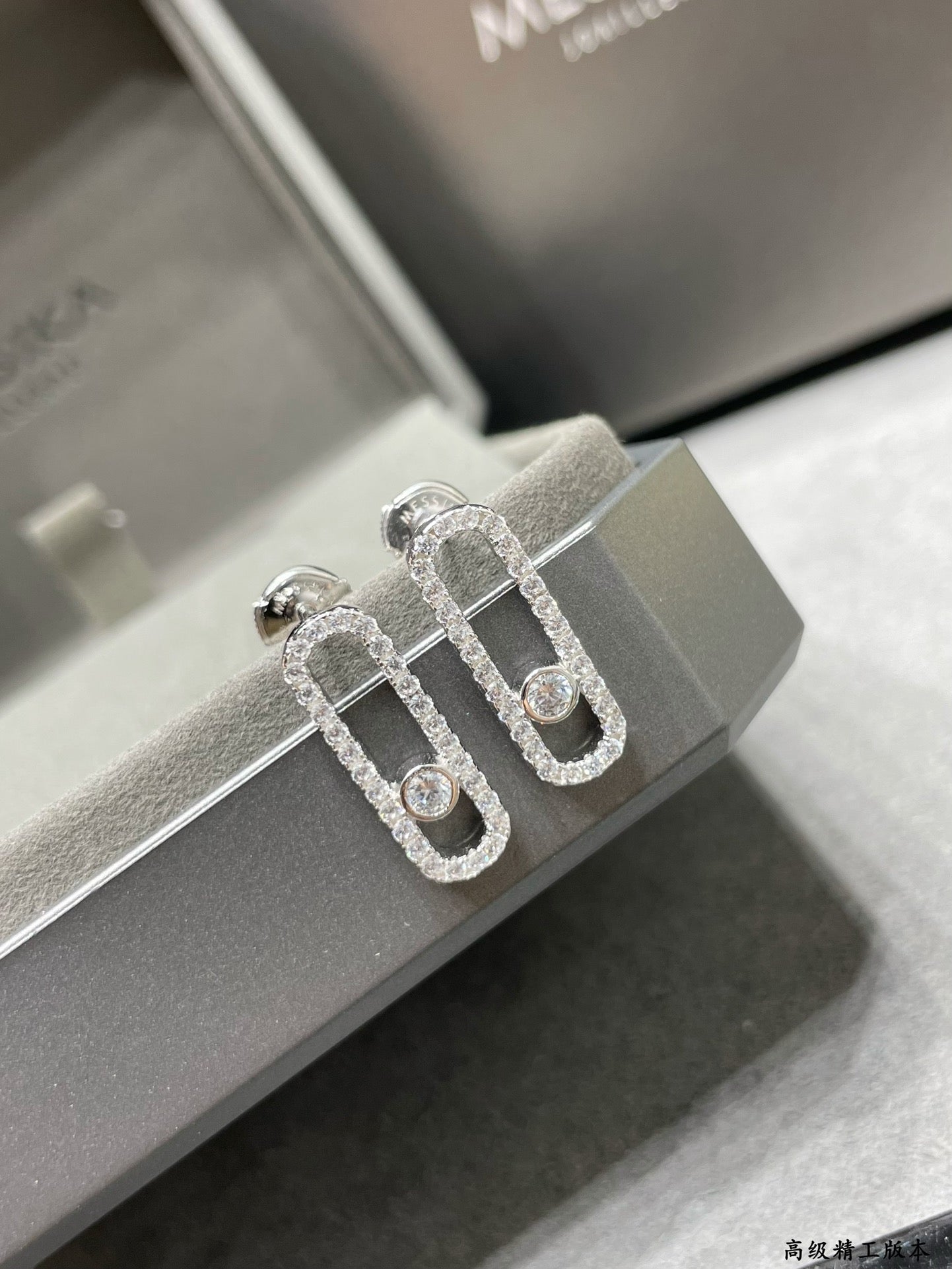 [LORA] MOVE UNO STUD DIAMOND PAVED EARRINGS