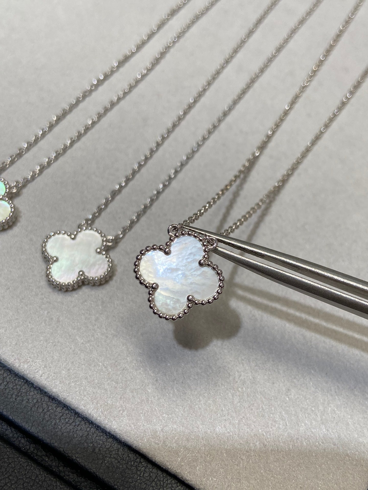[LORA]CLOVER MEDIUM SILVER WHITE MOP NECKLACE