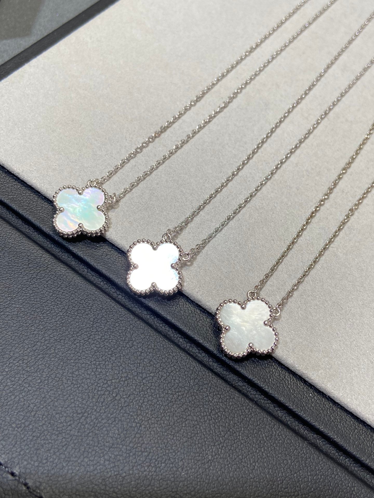 [LORA]CLOVER MEDIUM SILVER WHITE MOP NECKLACE