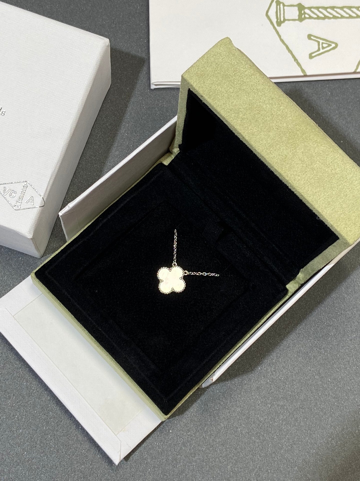 [LORA]CLOVER MEDIUM SILVER WHITE MOP NECKLACE
