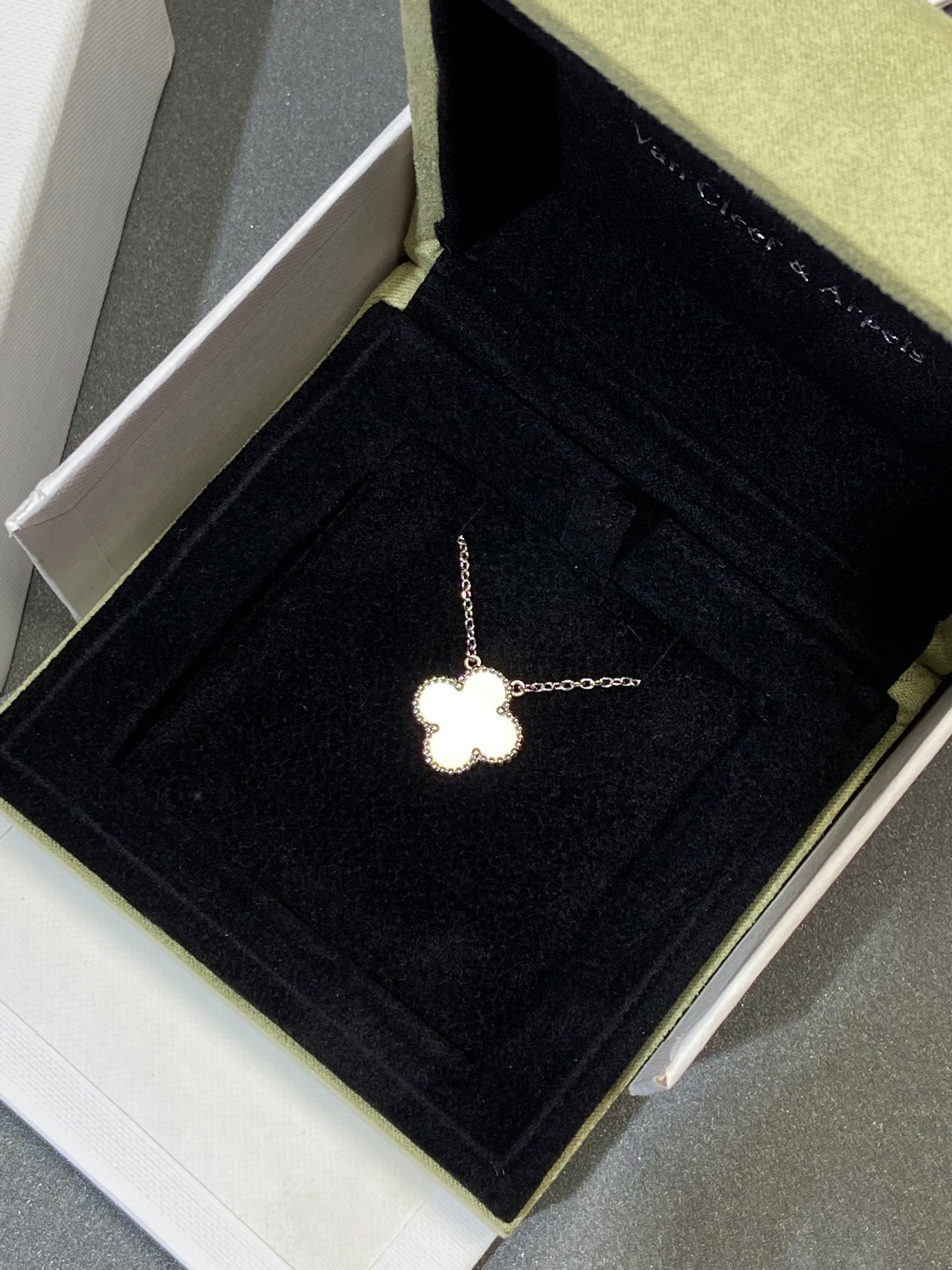 [LORA]CLOVER MEDIUM SILVER WHITE MOP NECKLACE