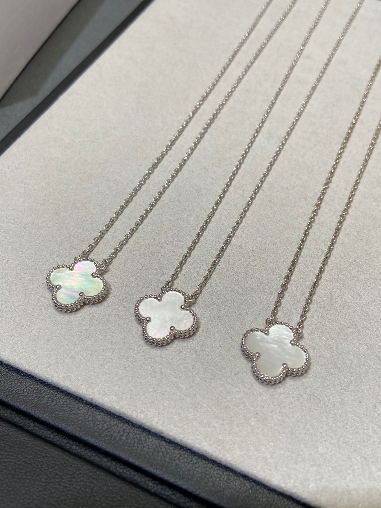 [LORA]CLOVER MEDIUM SILVER WHITE MOP NECKLACE