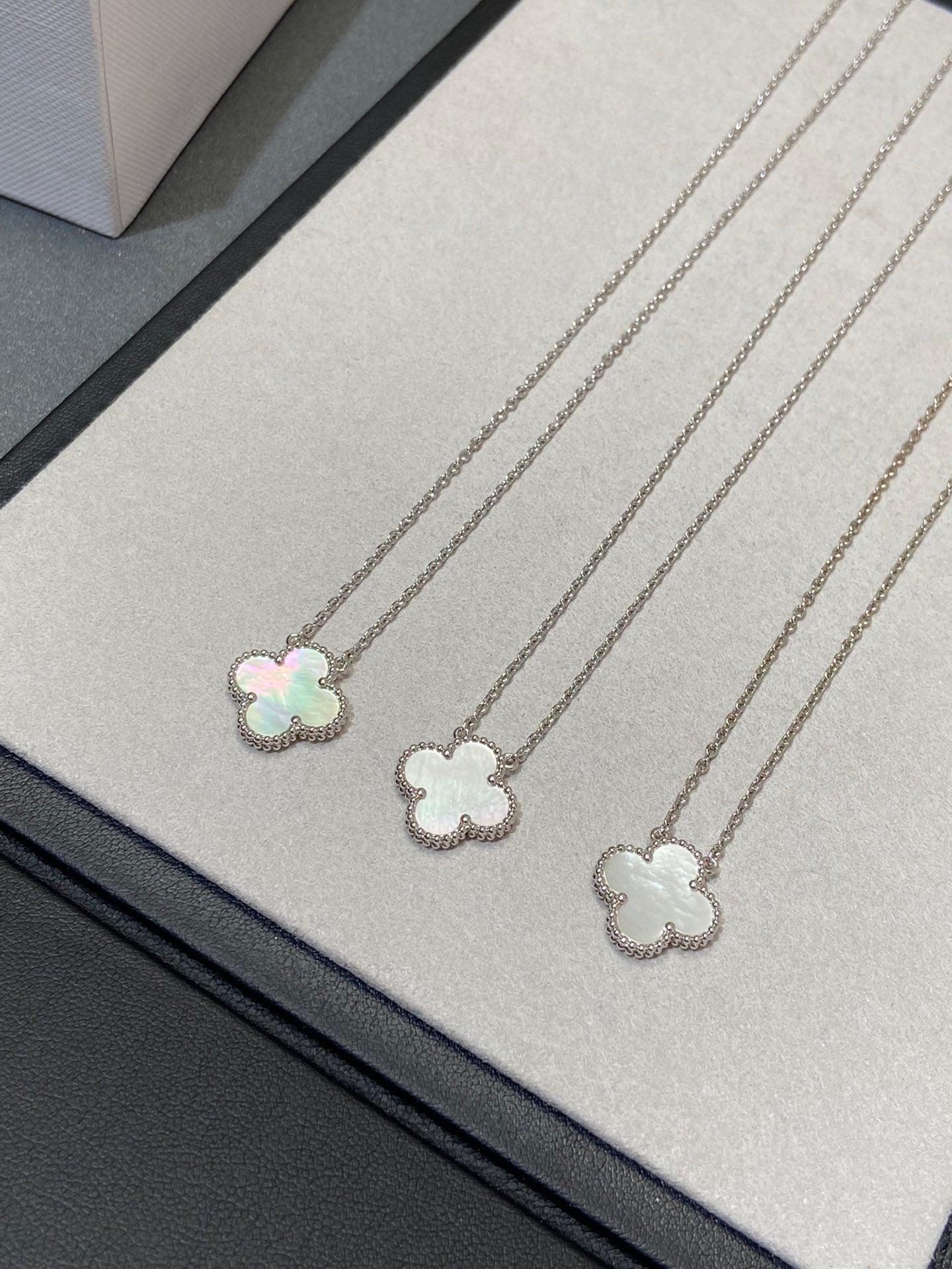[LORA]CLOVER MEDIUM SILVER WHITE MOP NECKLACE