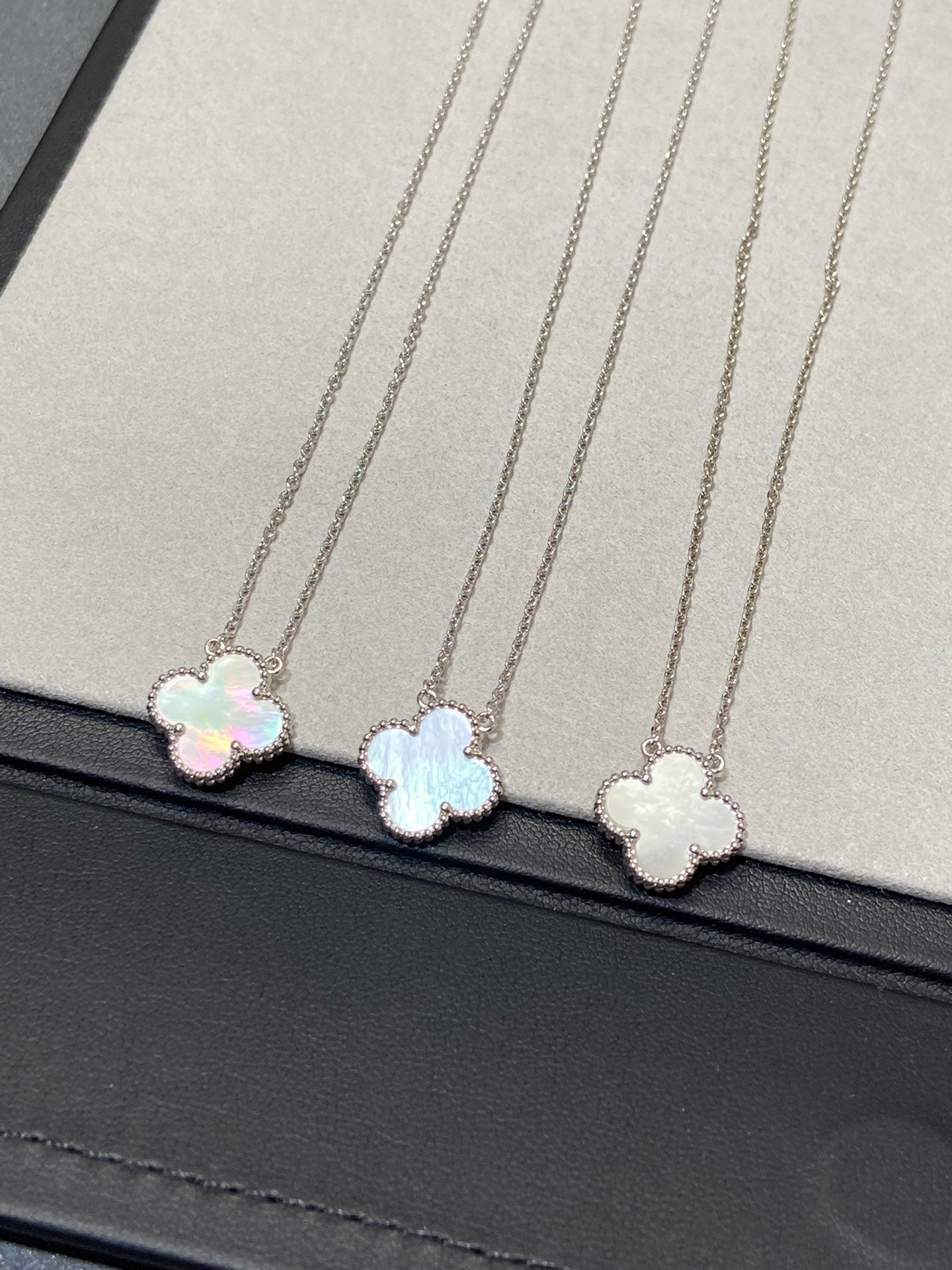 [LORA]CLOVER MEDIUM SILVER WHITE MOP NECKLACE