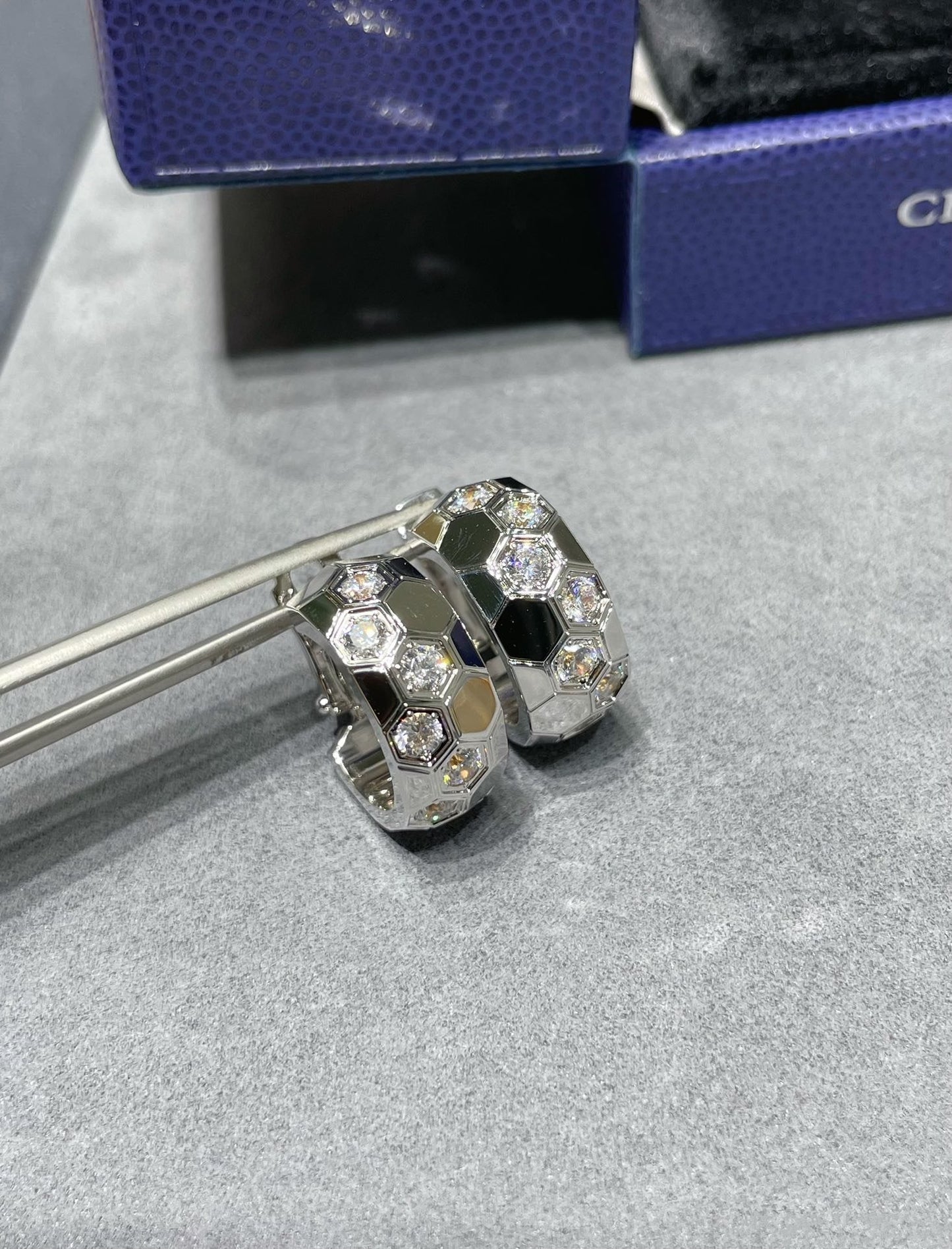 [LORA]BEE LOVE DIAMOND HOOP EARRINGS