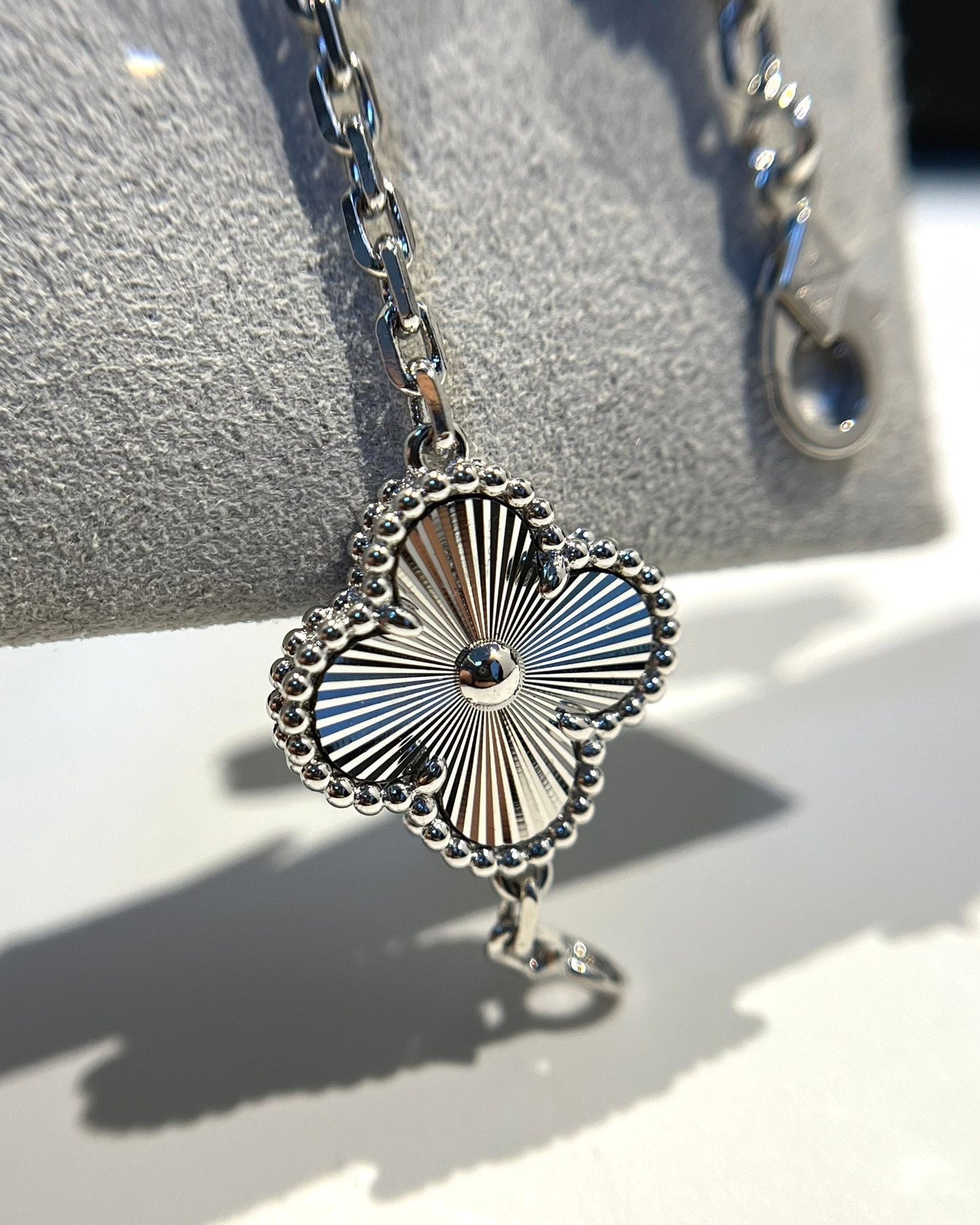 [LORA] CLOVER 5 MOTIF LASER BRACELET COLLECTION