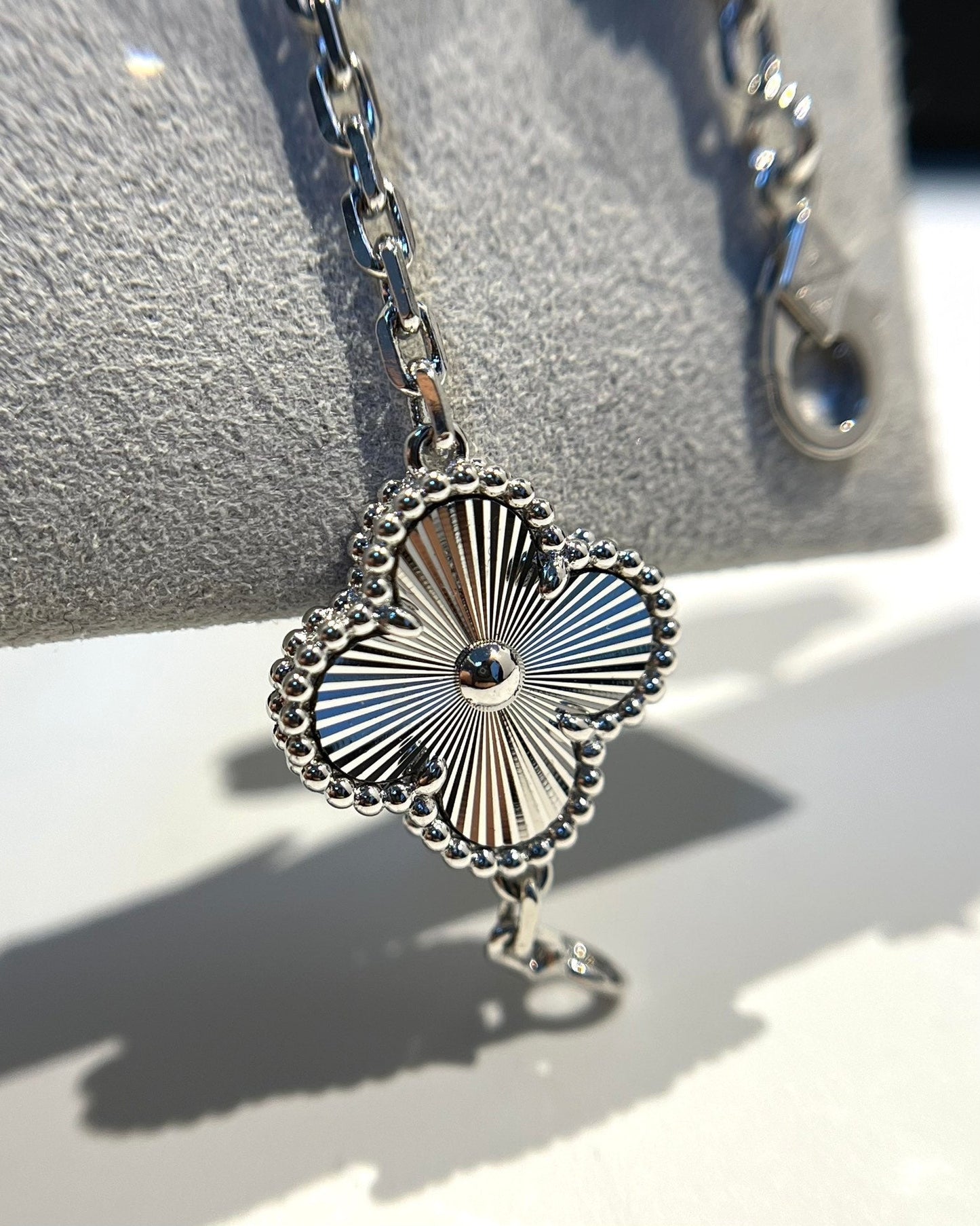 [Lora] CLOVER 5 MOTIF LASER BRACELET COLLECTION