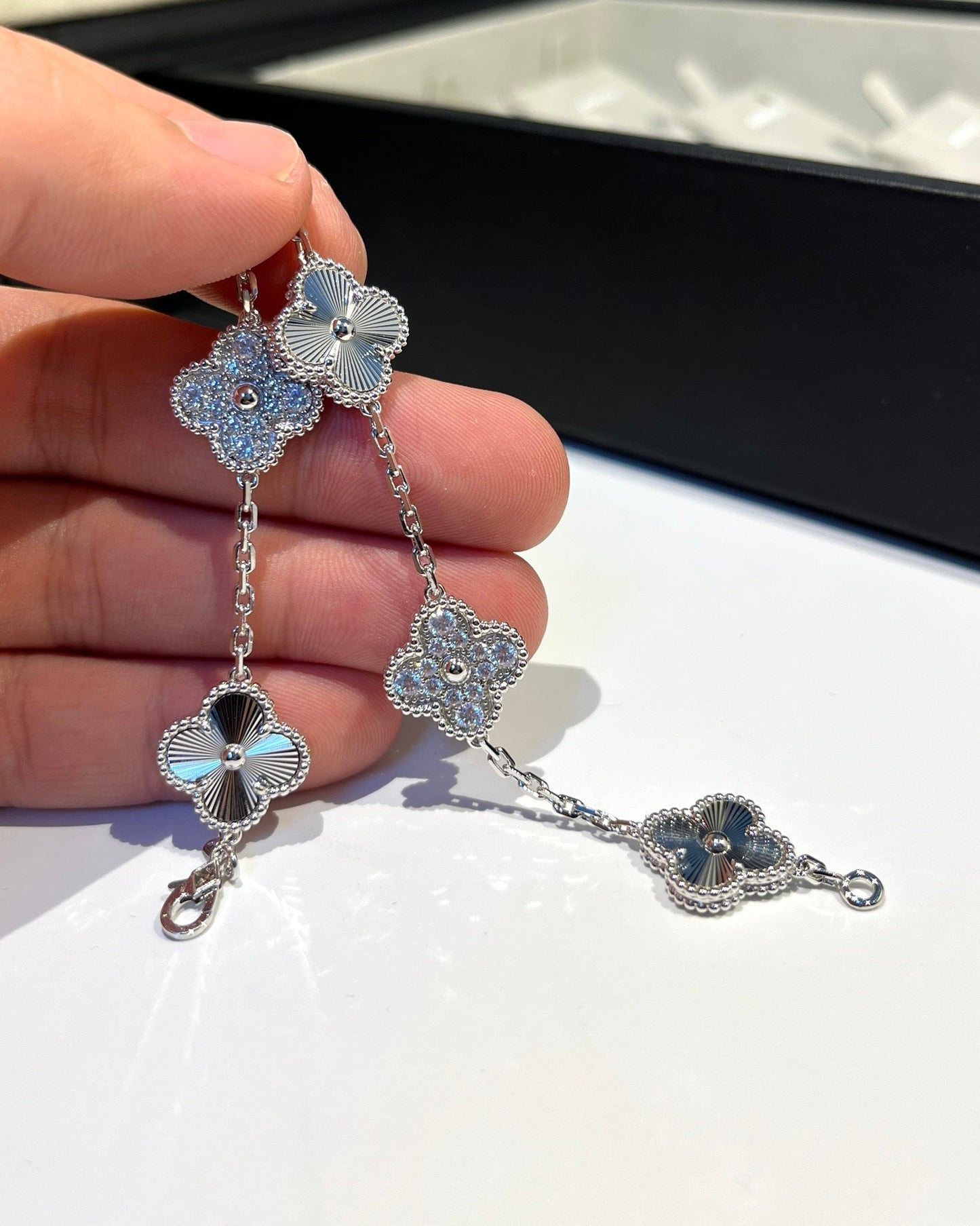 [Lora] CLOVER 5 MOTIF LASER BRACELET COLLECTION