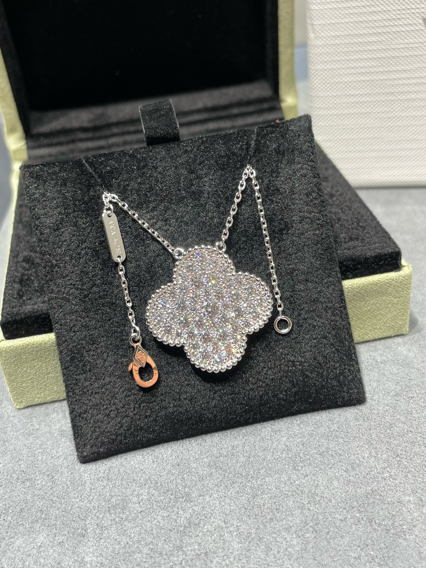 [Lora]CLOVER 25MM LARGE PENDANT DIAMOND PAVED SILVER NECKLACE