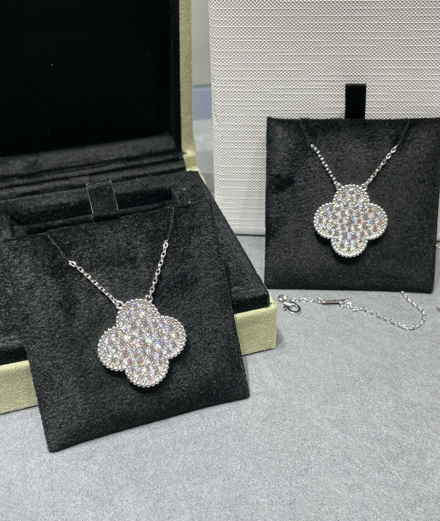 [Lora]CLOVER 25MM LARGE PENDANT DIAMOND PAVED SILVER NECKLACE