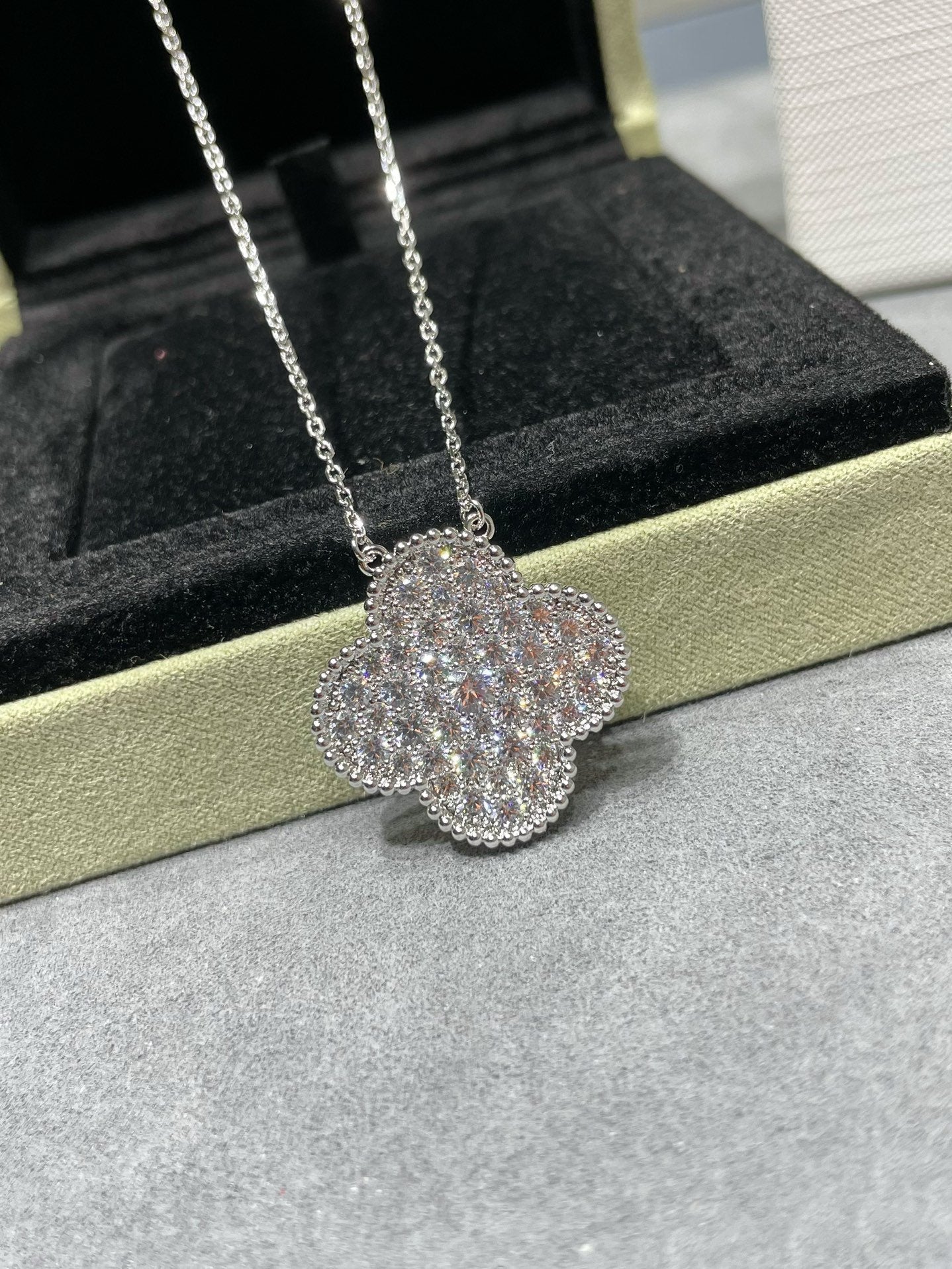 [Lora]CLOVER 25MM LARGE PENDANT DIAMOND PAVED SILVER NECKLACE