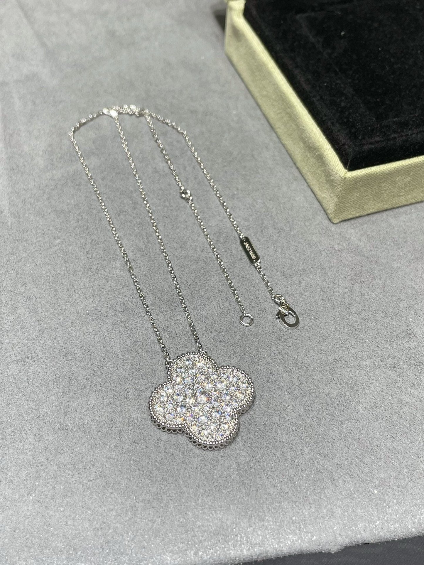 [LORA]CLOVER 25MM LARGE PENDANT DIAMOND PAVED SILVER NECKLACE