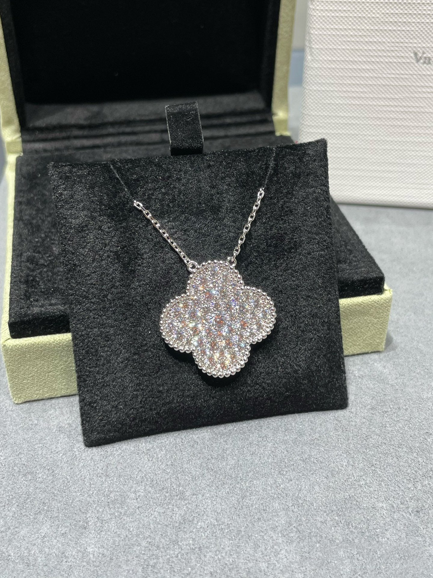 [LORA]CLOVER 25MM LARGE PENDANT DIAMOND PAVED SILVER NECKLACE