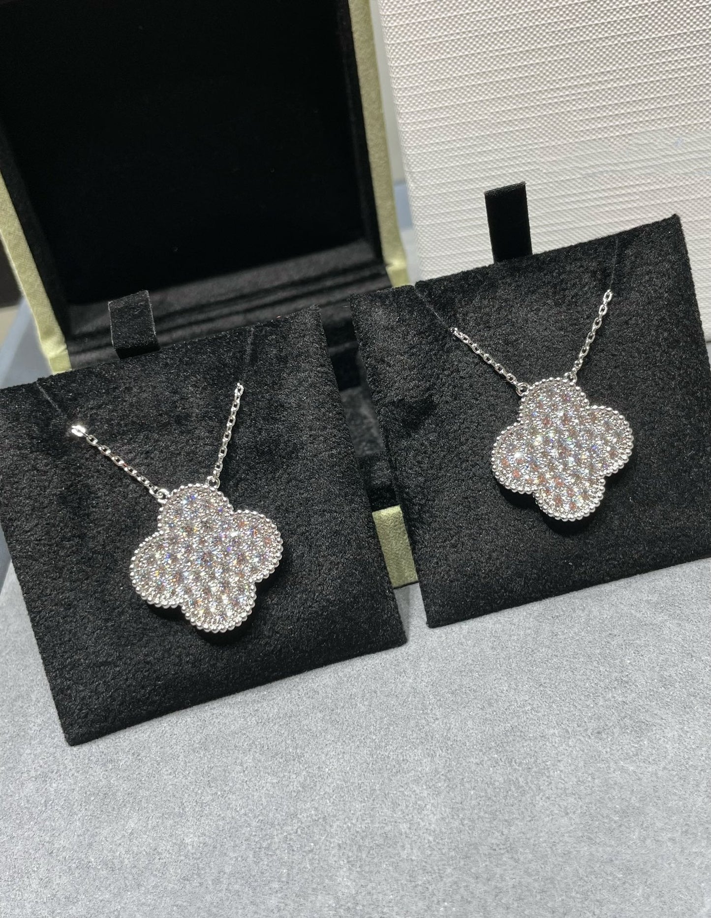 [Lora]CLOVER 25MM LARGE PENDANT DIAMOND PAVED SILVER NECKLACE