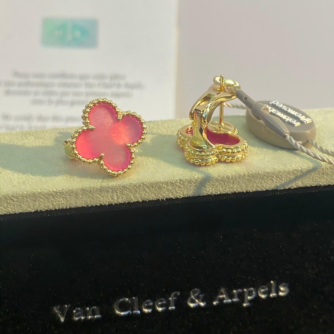 [Lora]NEW CLOVER 1 MOTIF PINK ENAMEL STUD EARRINGS
