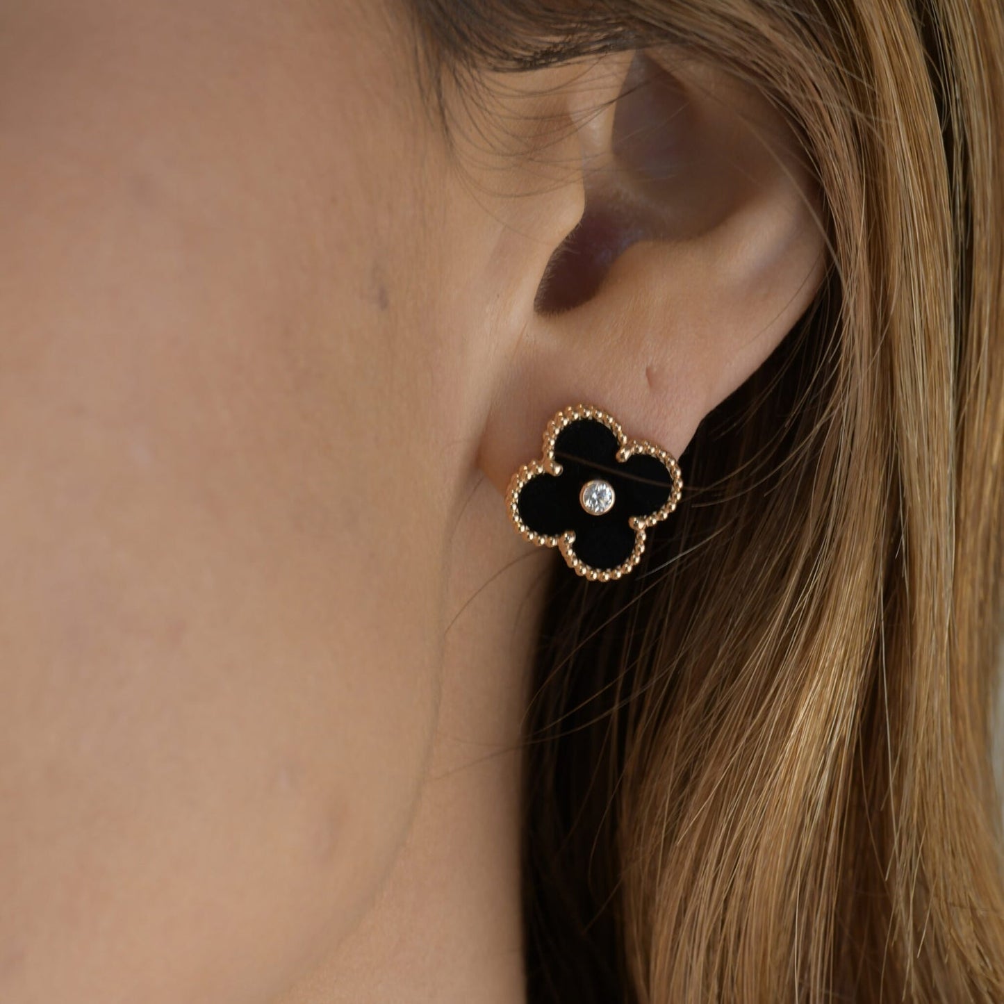 [LORA]CLOVER MEDIUM 1 MOTIFS ONYX DIAMOND EARRINGS