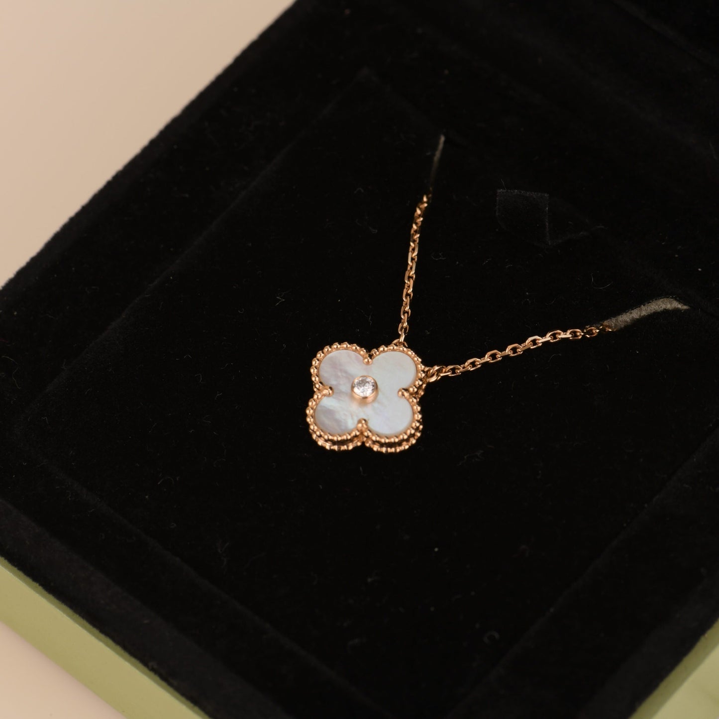 [LORA]CLOVER 15MM DIAMOND WHITE FRITILLARIA NECKLACE